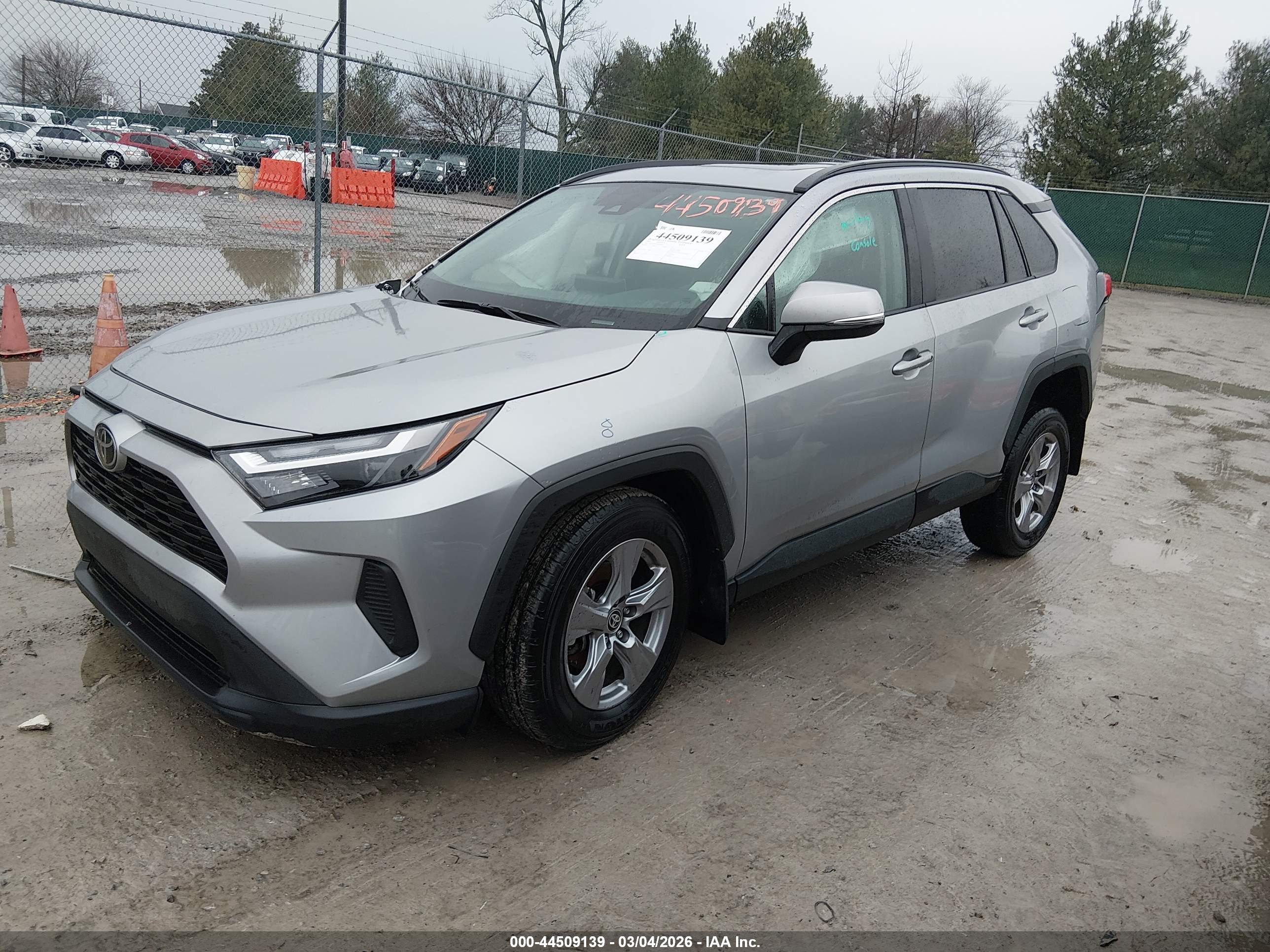 TOYOTA RAV4 image 2