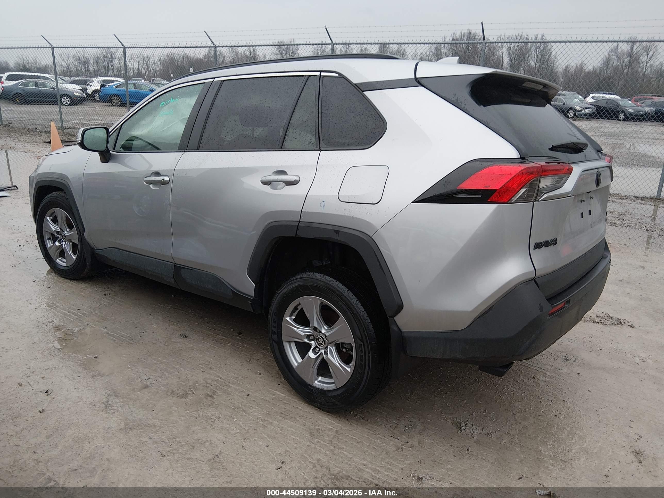 TOYOTA RAV4 image 3