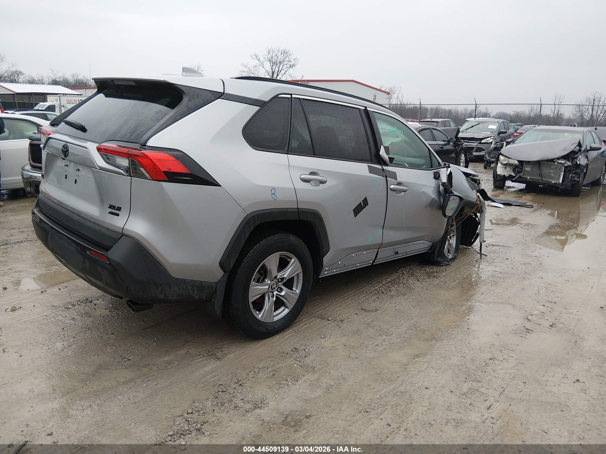 TOYOTA RAV4 image 4
