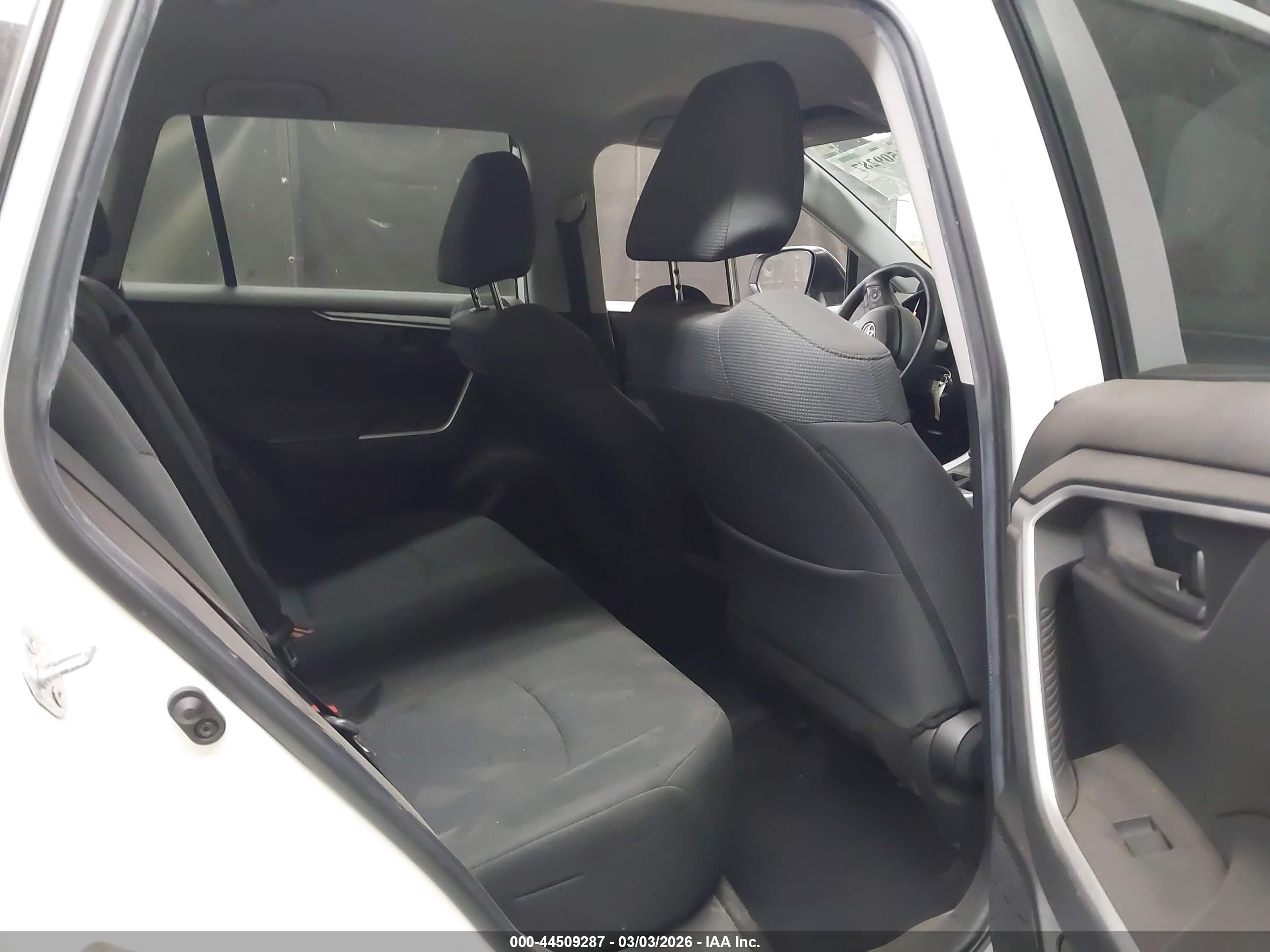 TOYOTA RAV4 image 8