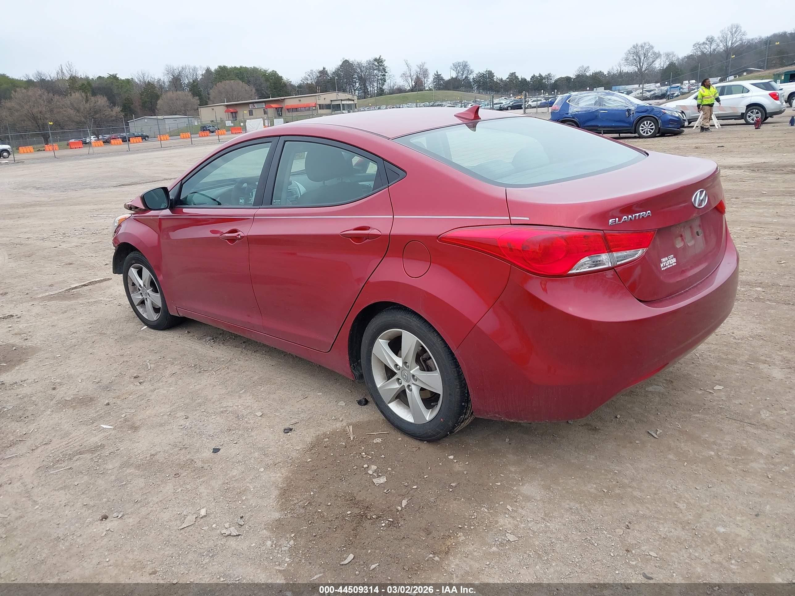 HYUNDAI ELANTRA image 3