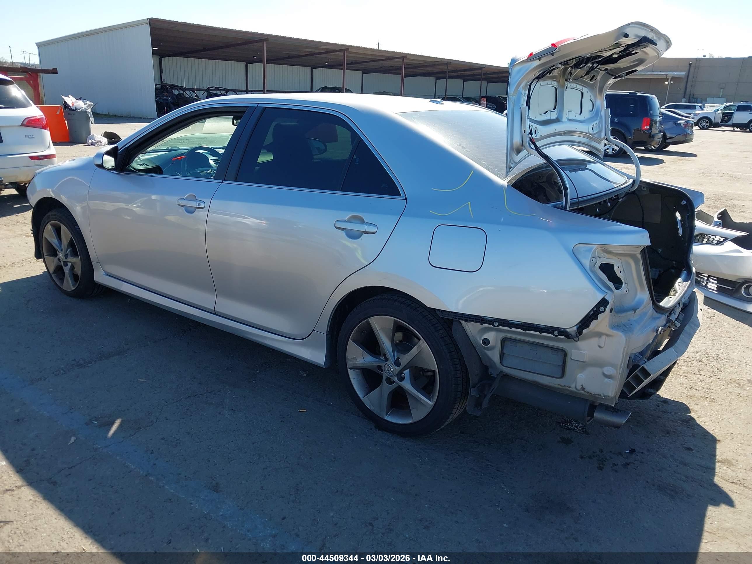 TOYOTA CAMRY image 3