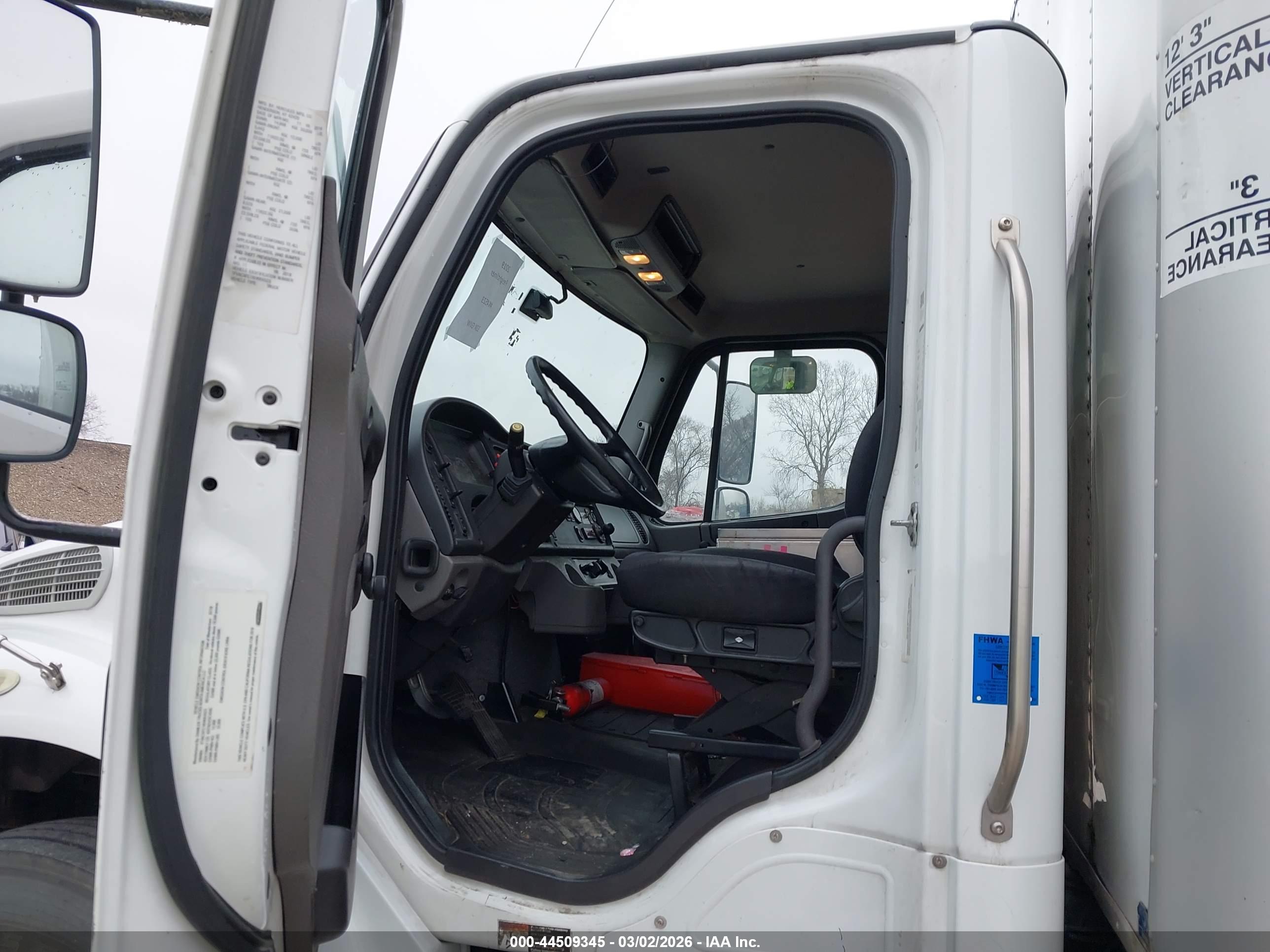 FREIGHTLINER M2 image 7