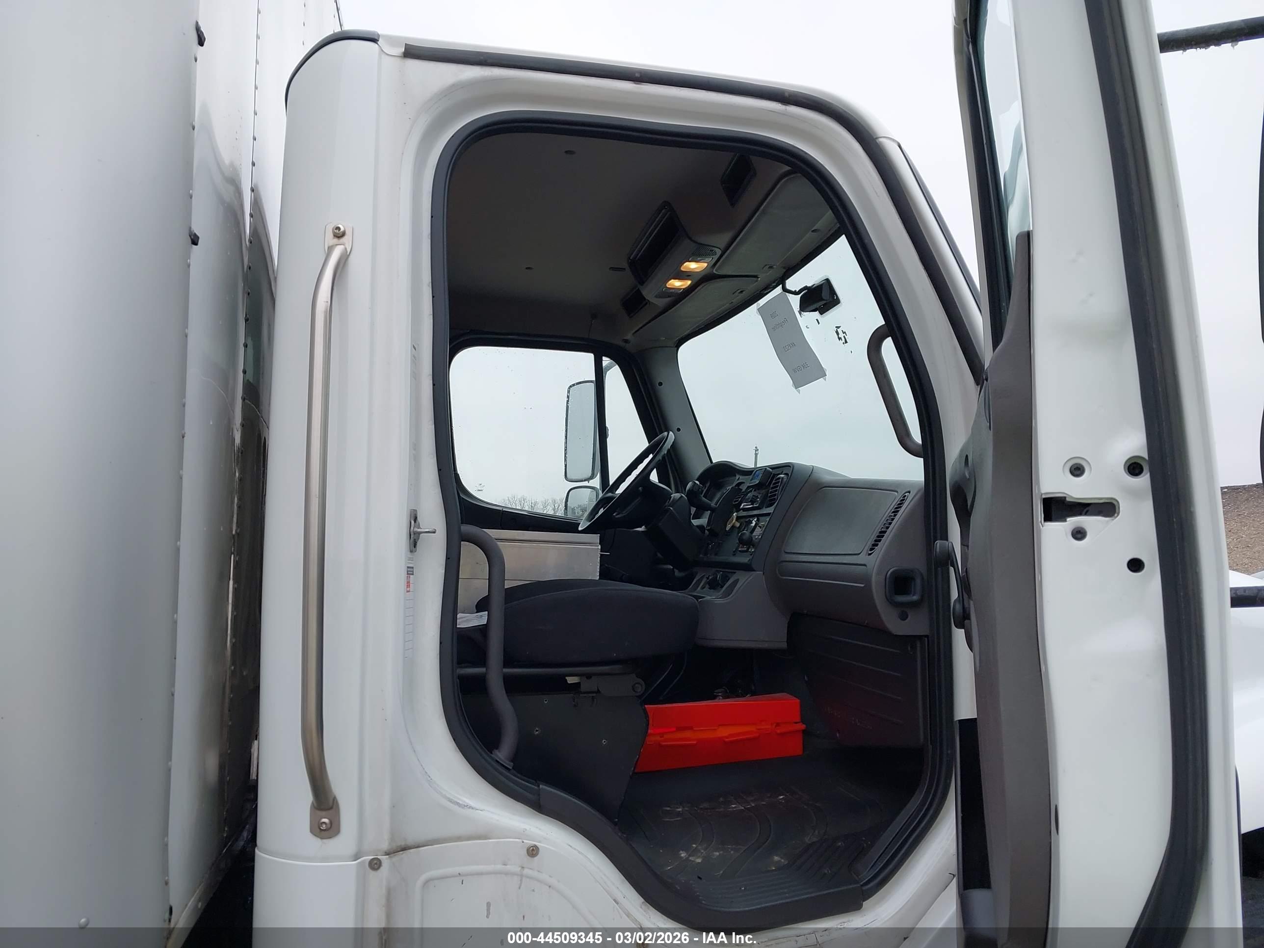 FREIGHTLINER M2 image 8
