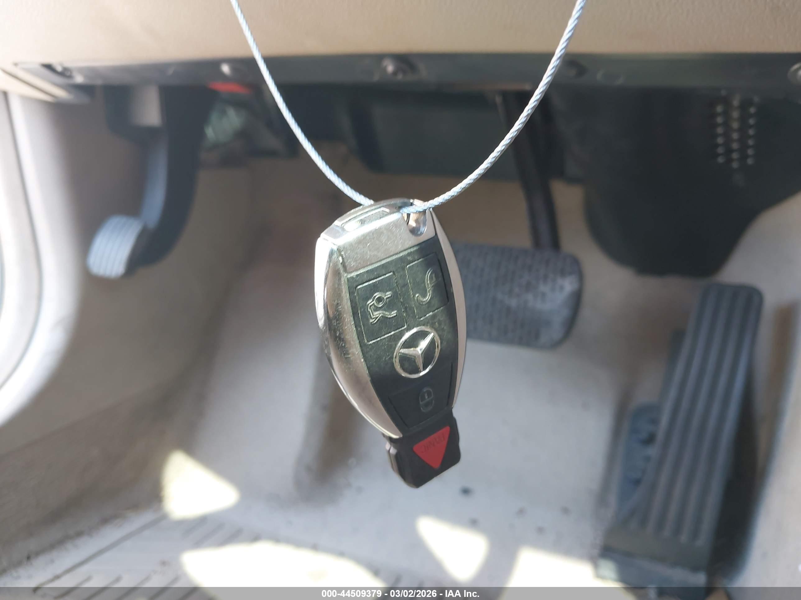 MERCEDES-BENZ E image 11