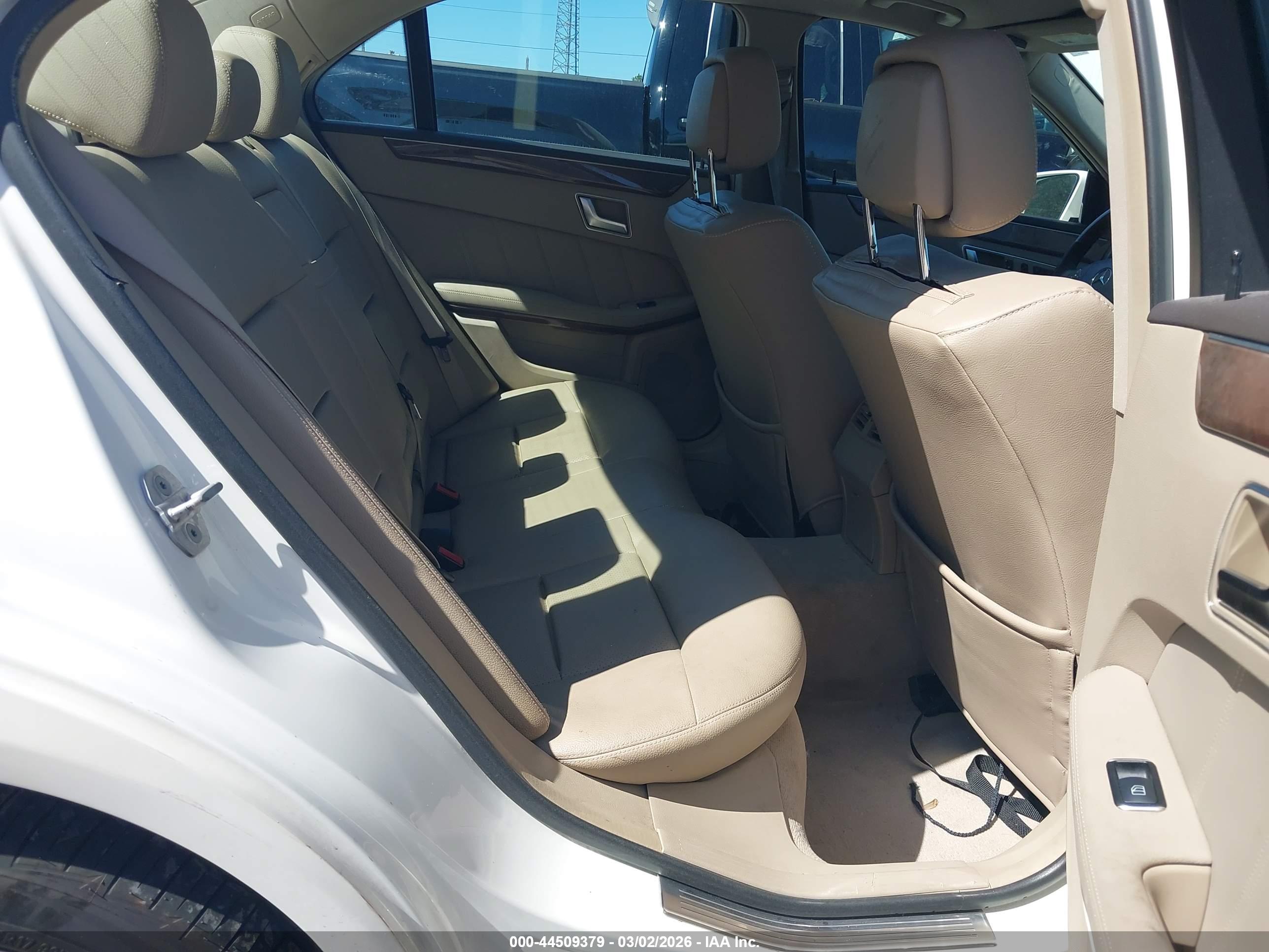 MERCEDES-BENZ E image 8