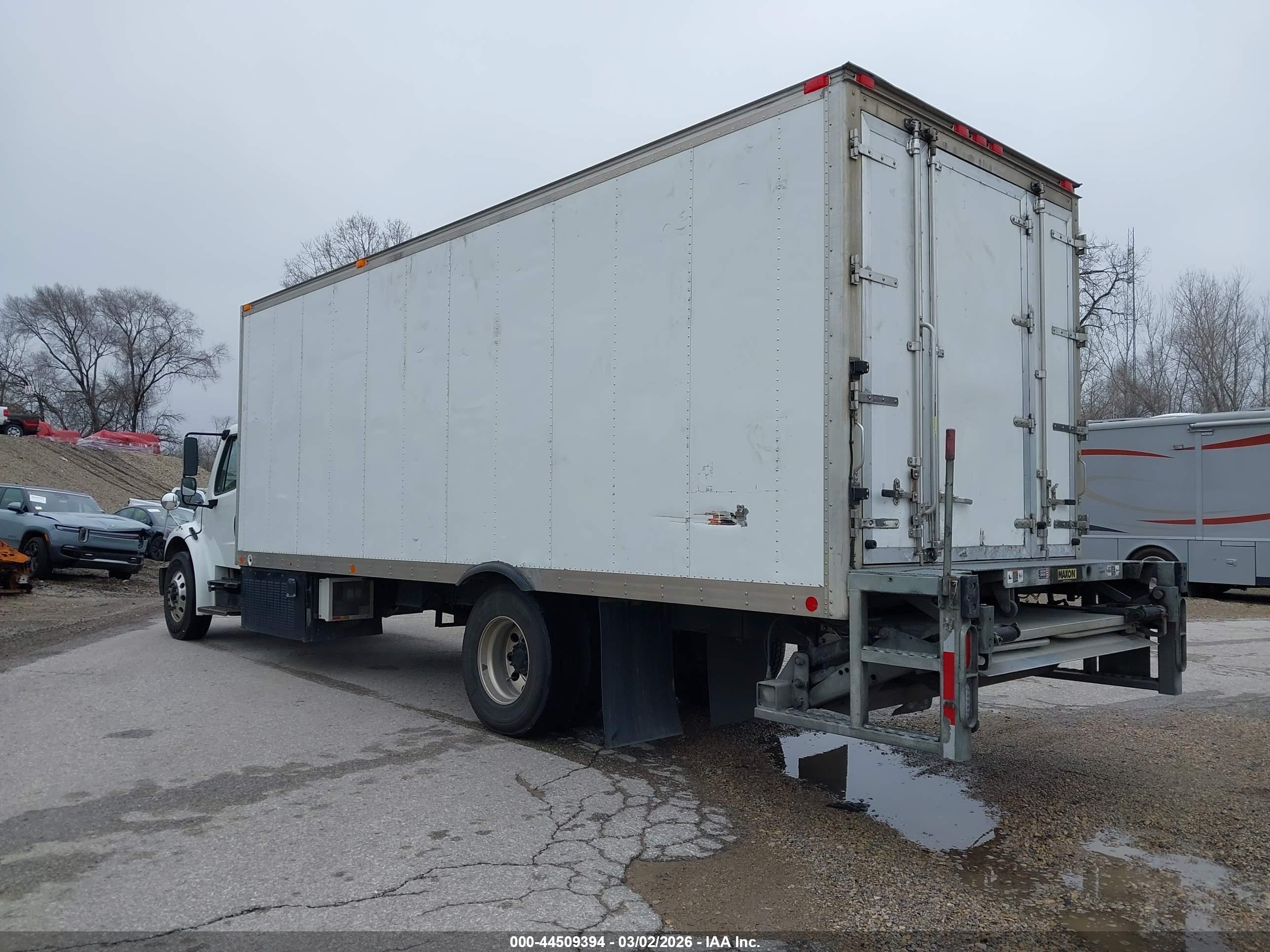 FREIGHTLINER M2 image 3