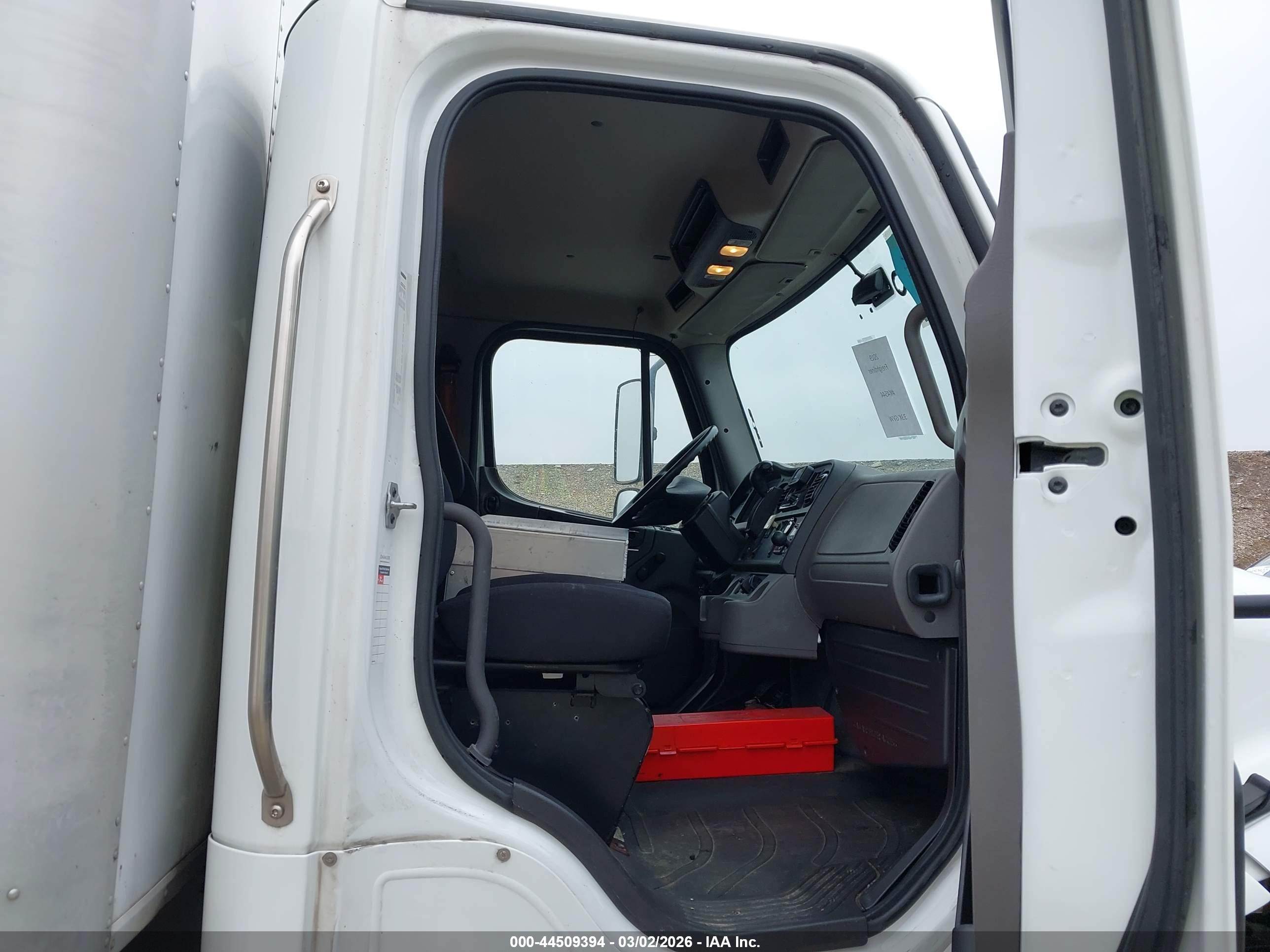FREIGHTLINER M2 image 7