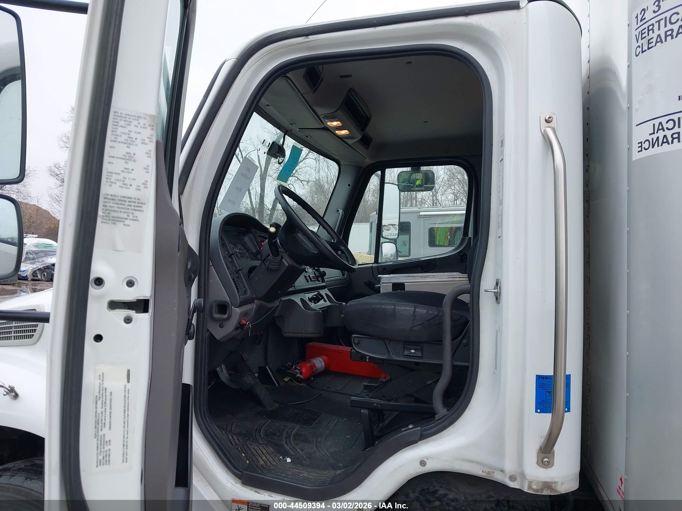 FREIGHTLINER M2 image 8
