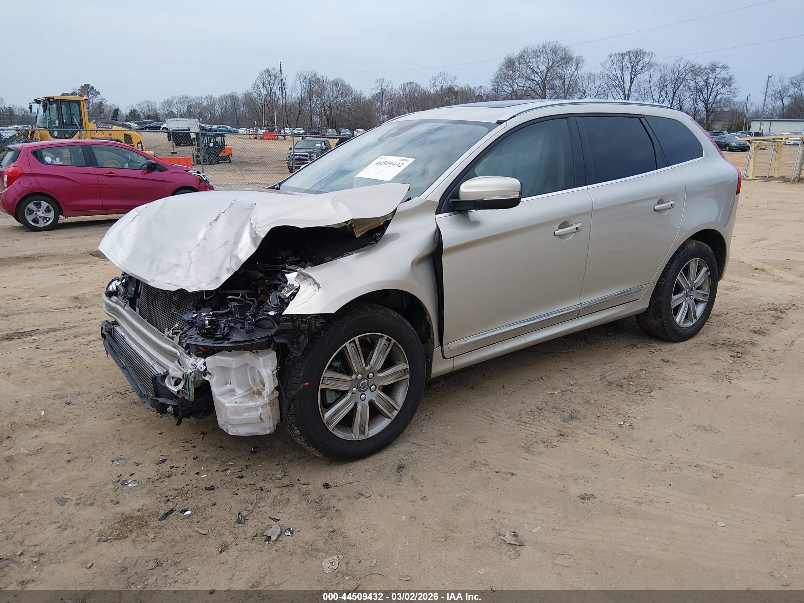 VOLVO XC60 image 2