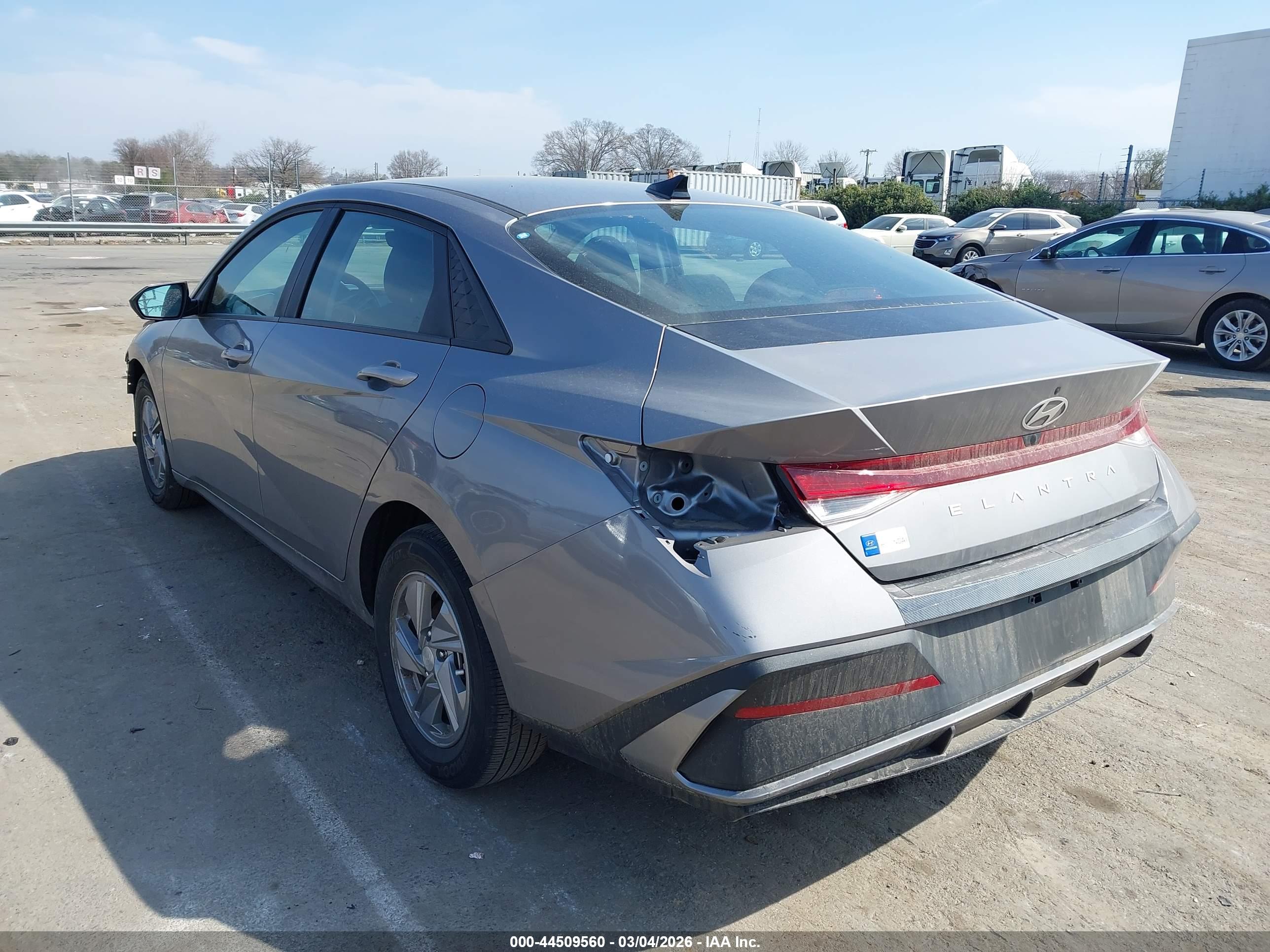 HYUNDAI ELANTRA image 3