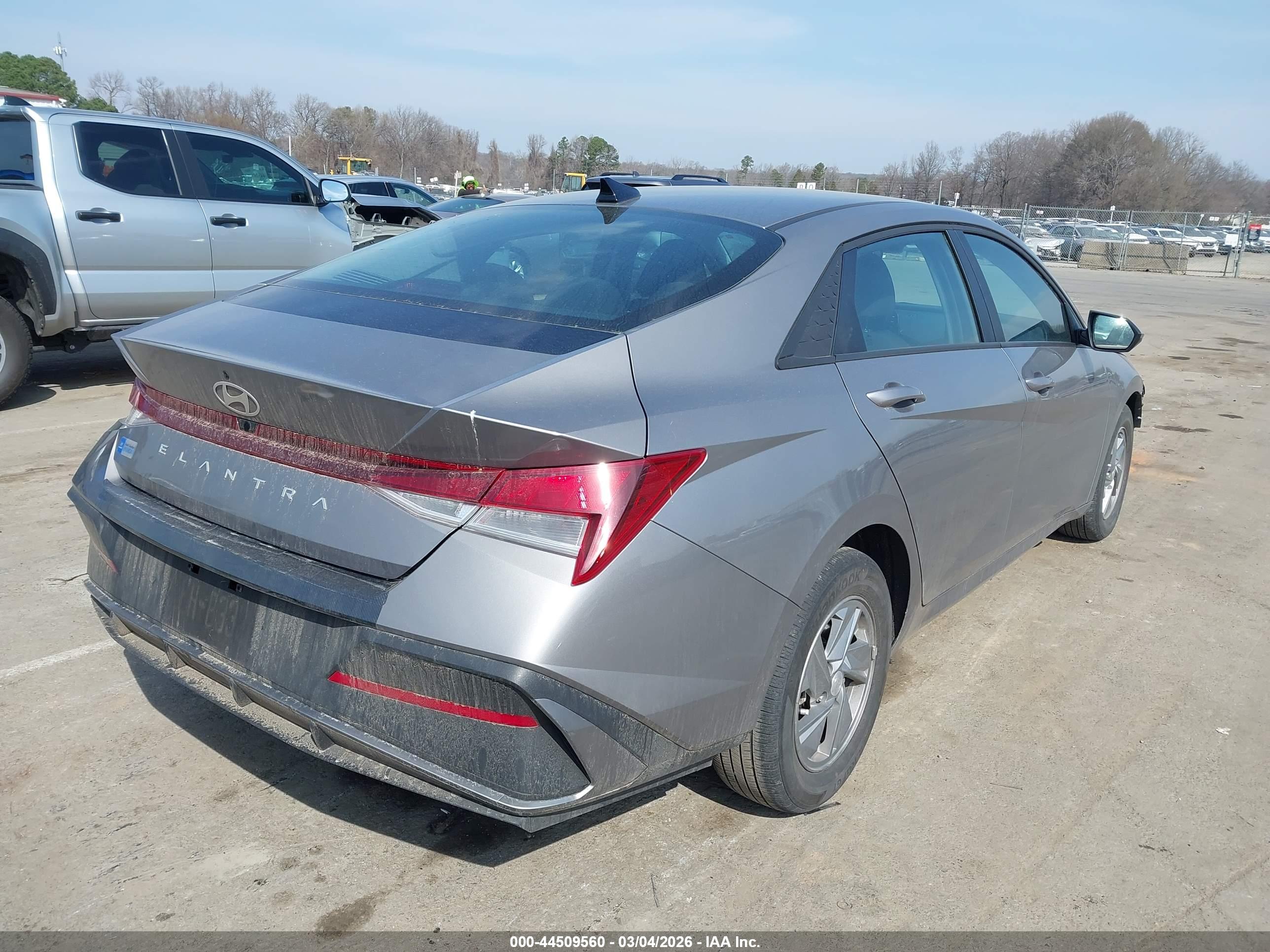 HYUNDAI ELANTRA image 4