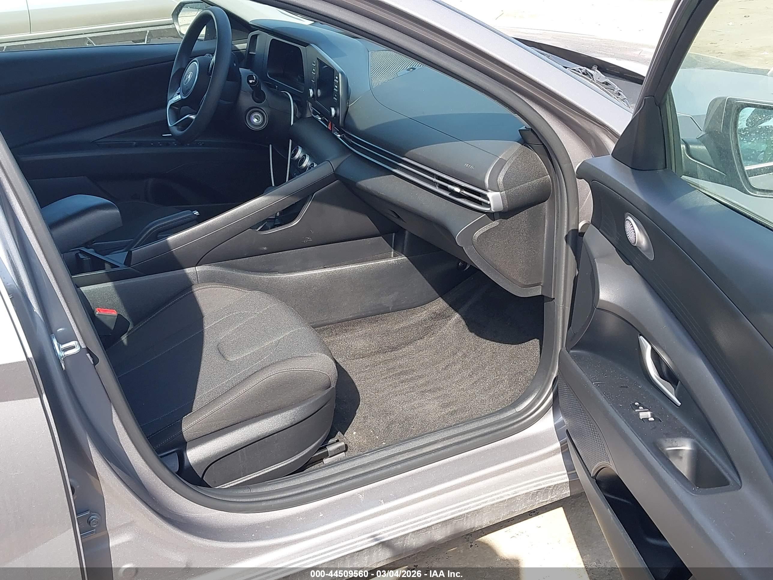HYUNDAI ELANTRA image 5