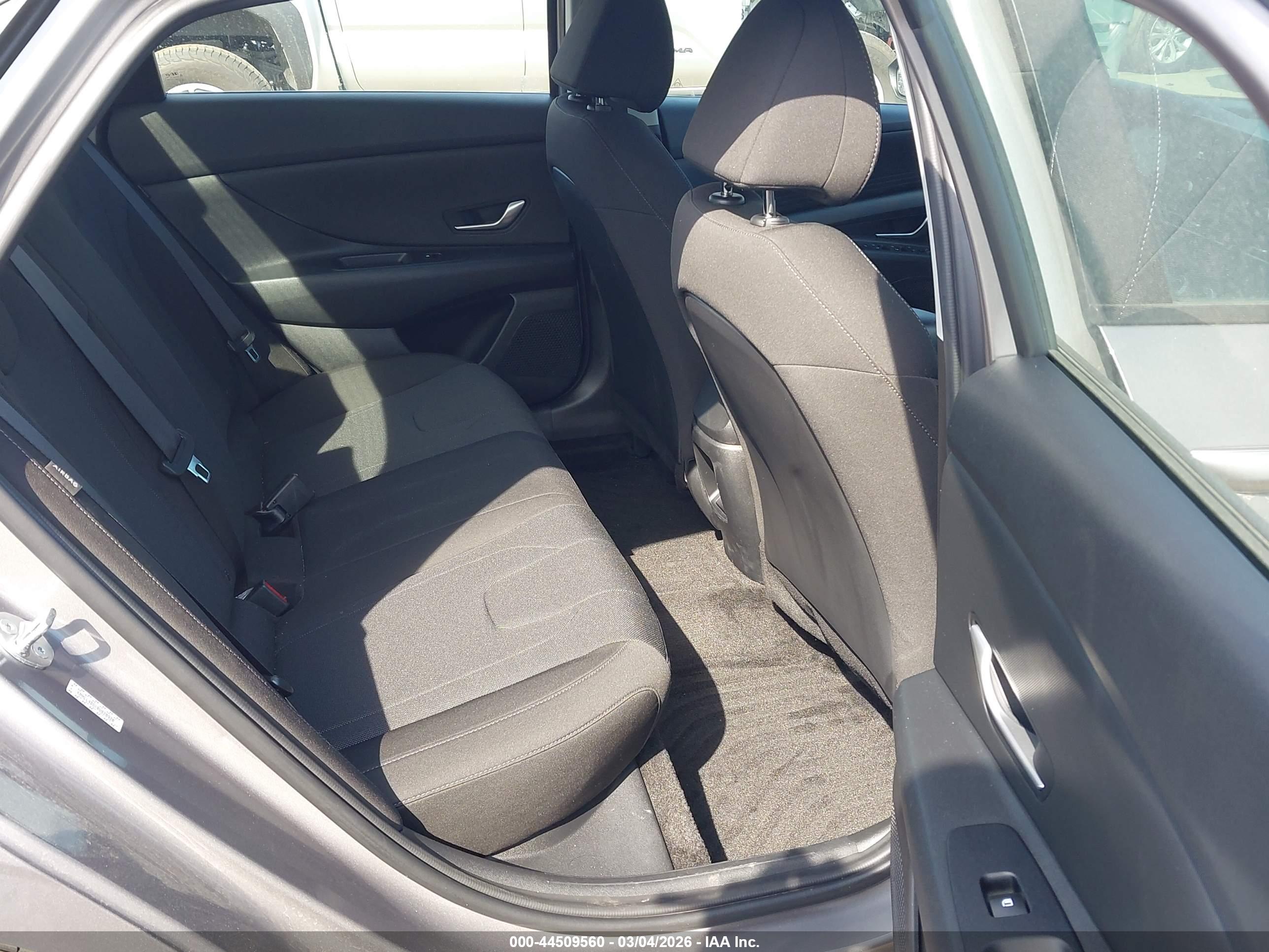 HYUNDAI ELANTRA image 8