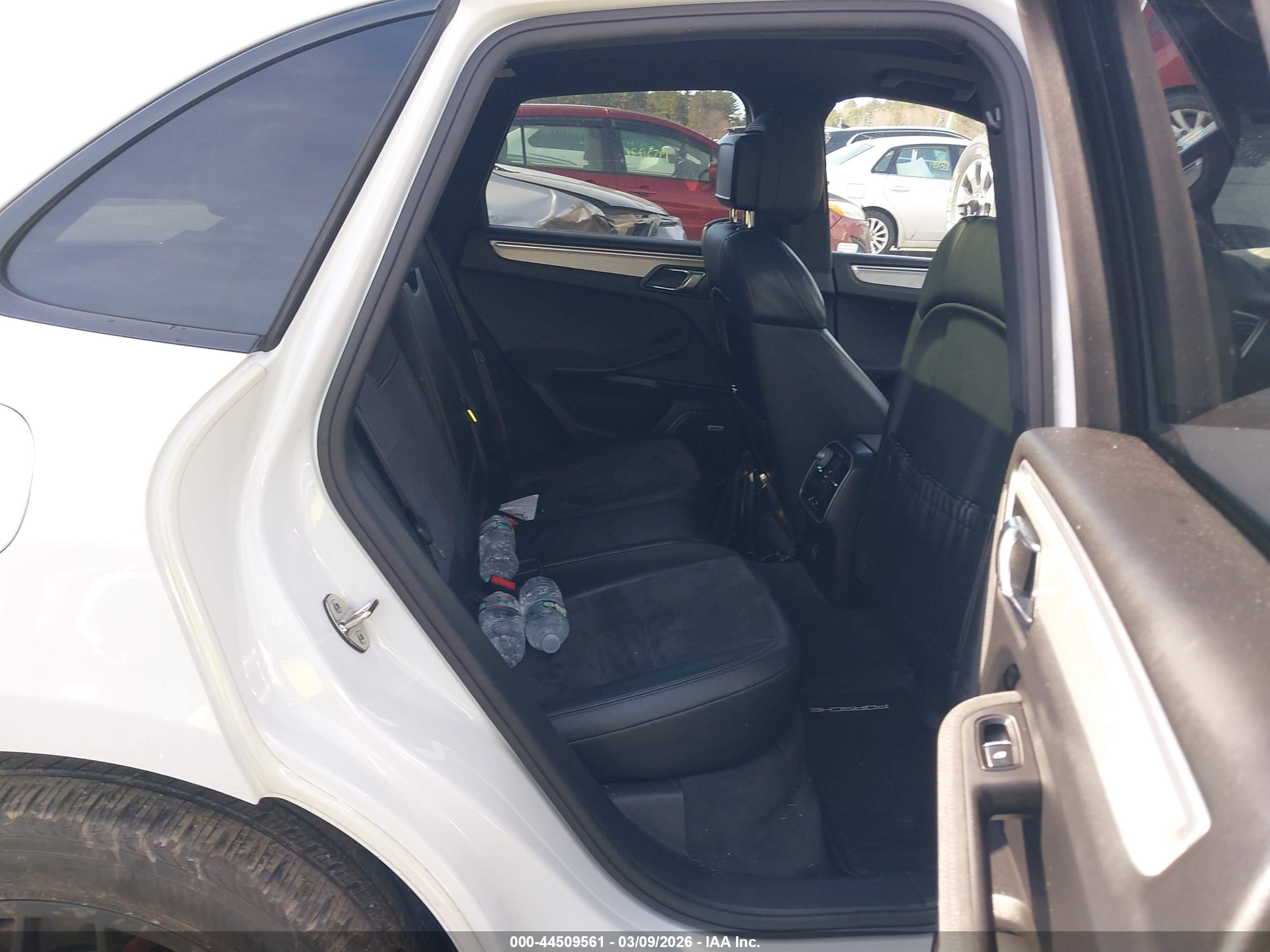 PORSCHE MACAN image 8