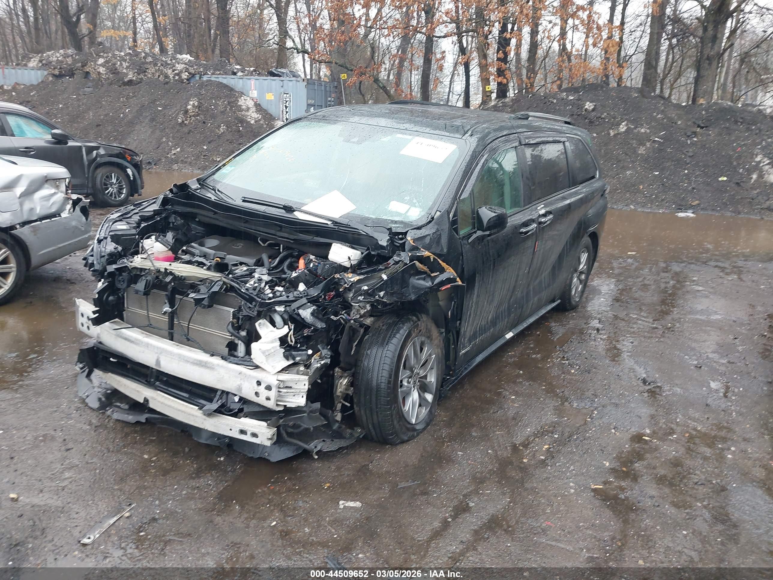 TOYOTA SIENNA image 2
