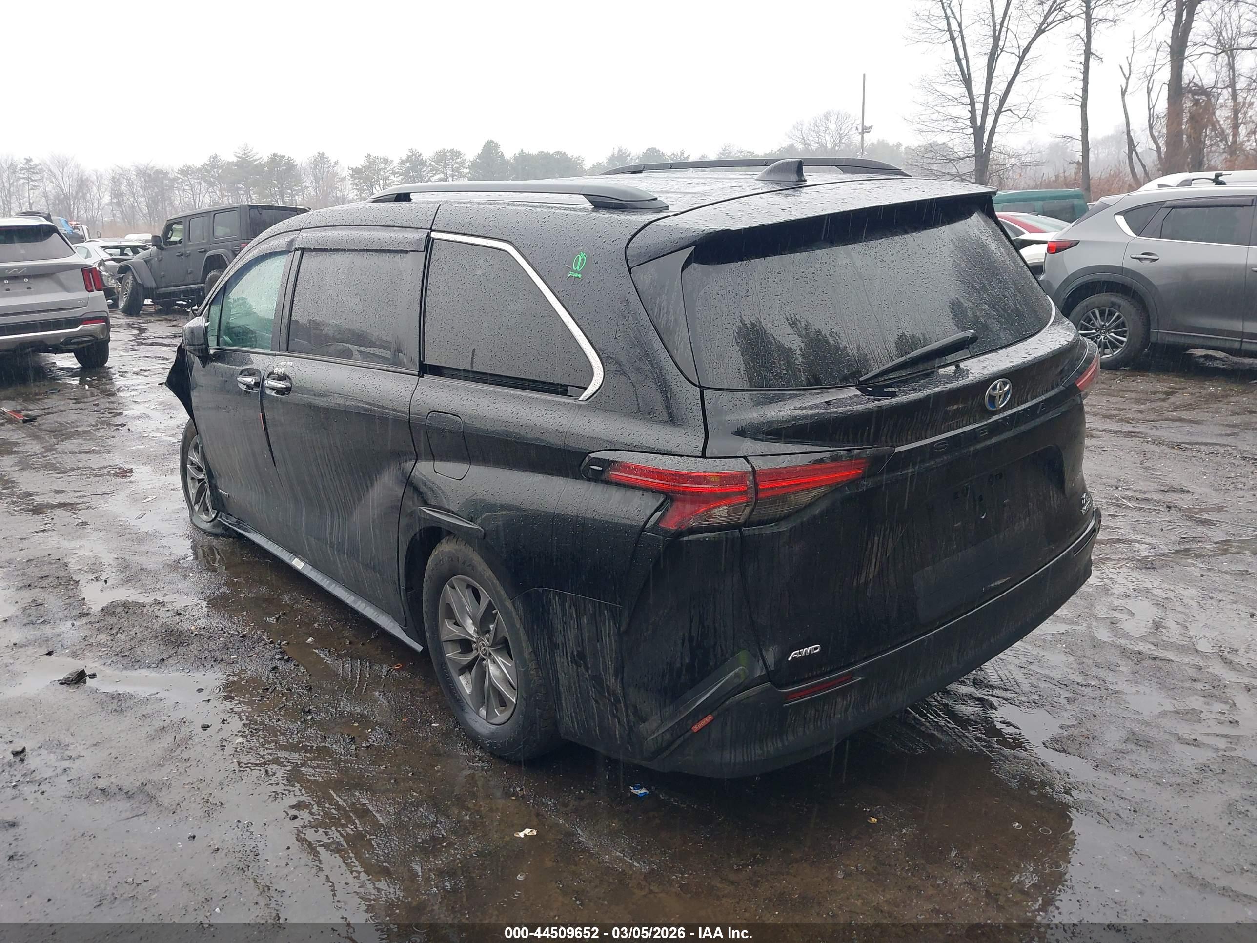 TOYOTA SIENNA image 3