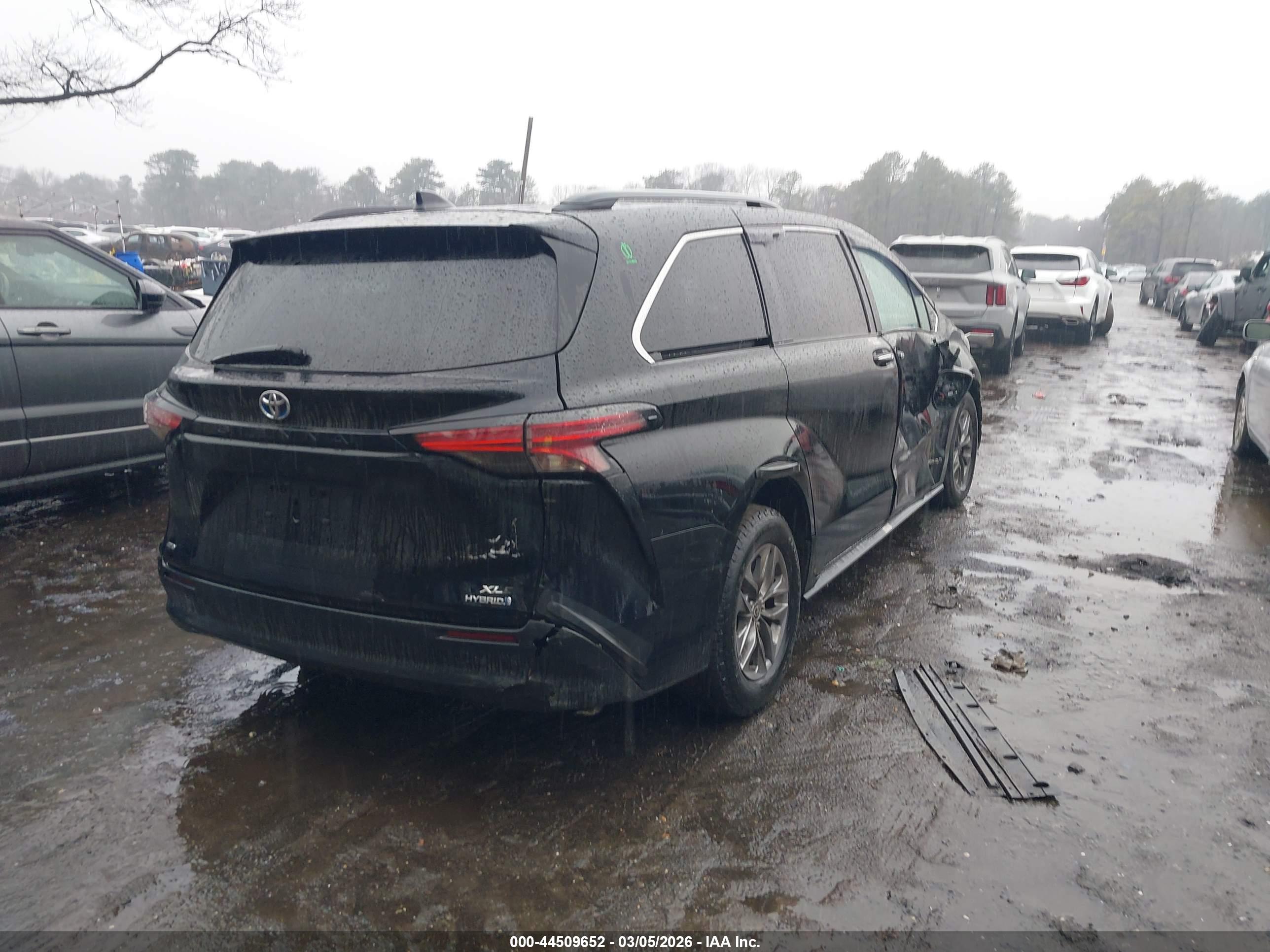 TOYOTA SIENNA image 4