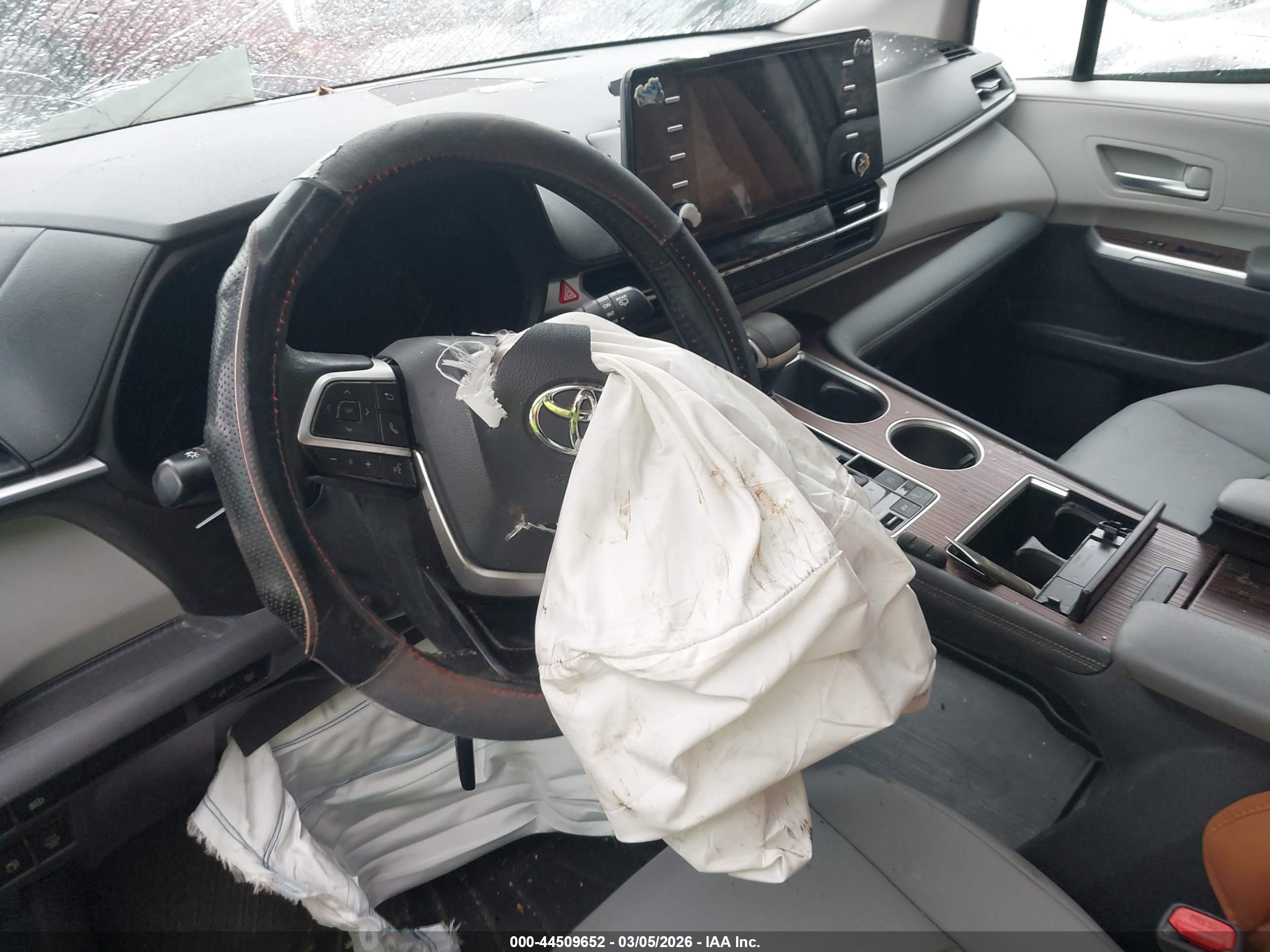 TOYOTA SIENNA image 5