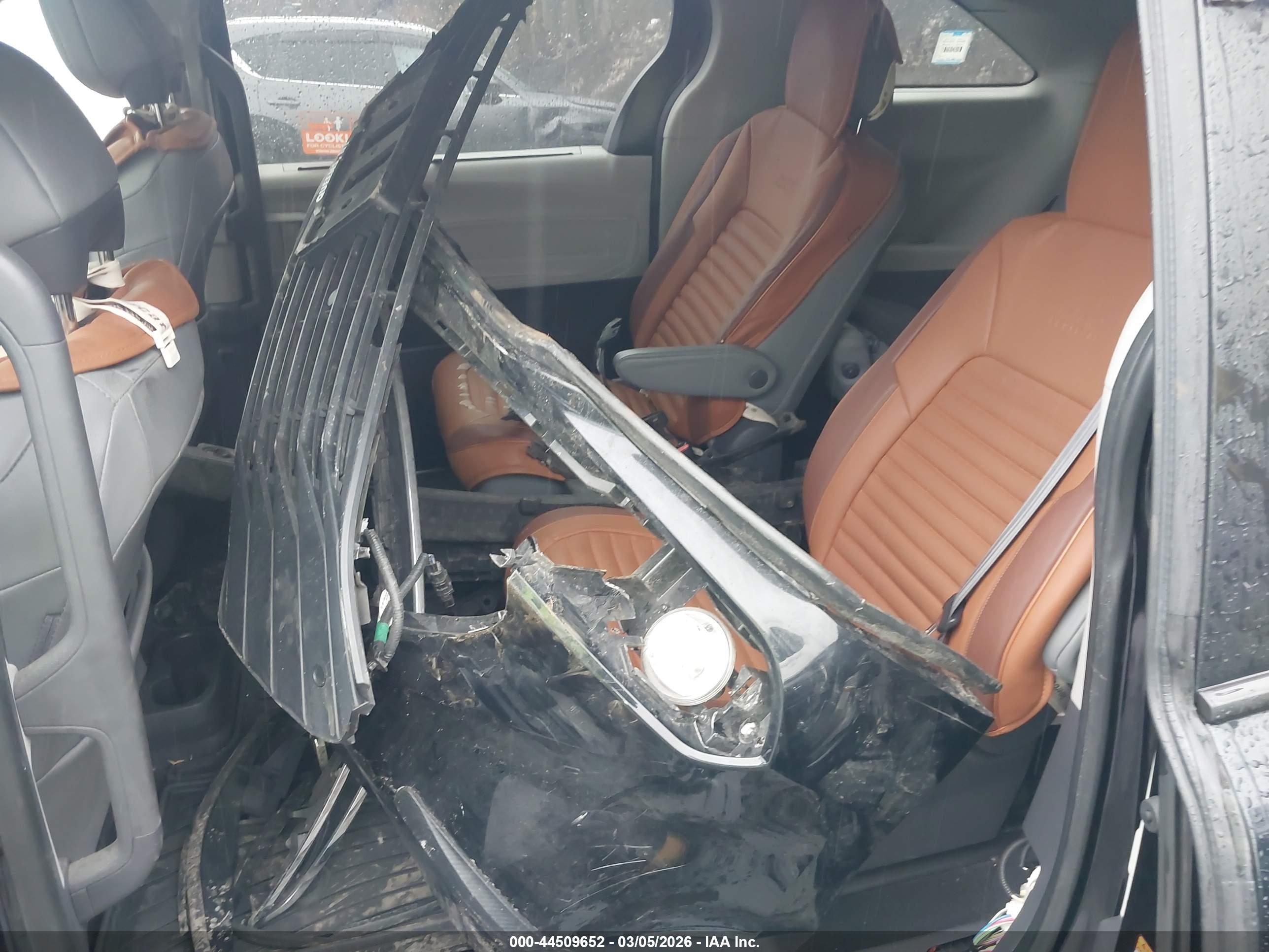 TOYOTA SIENNA image 8