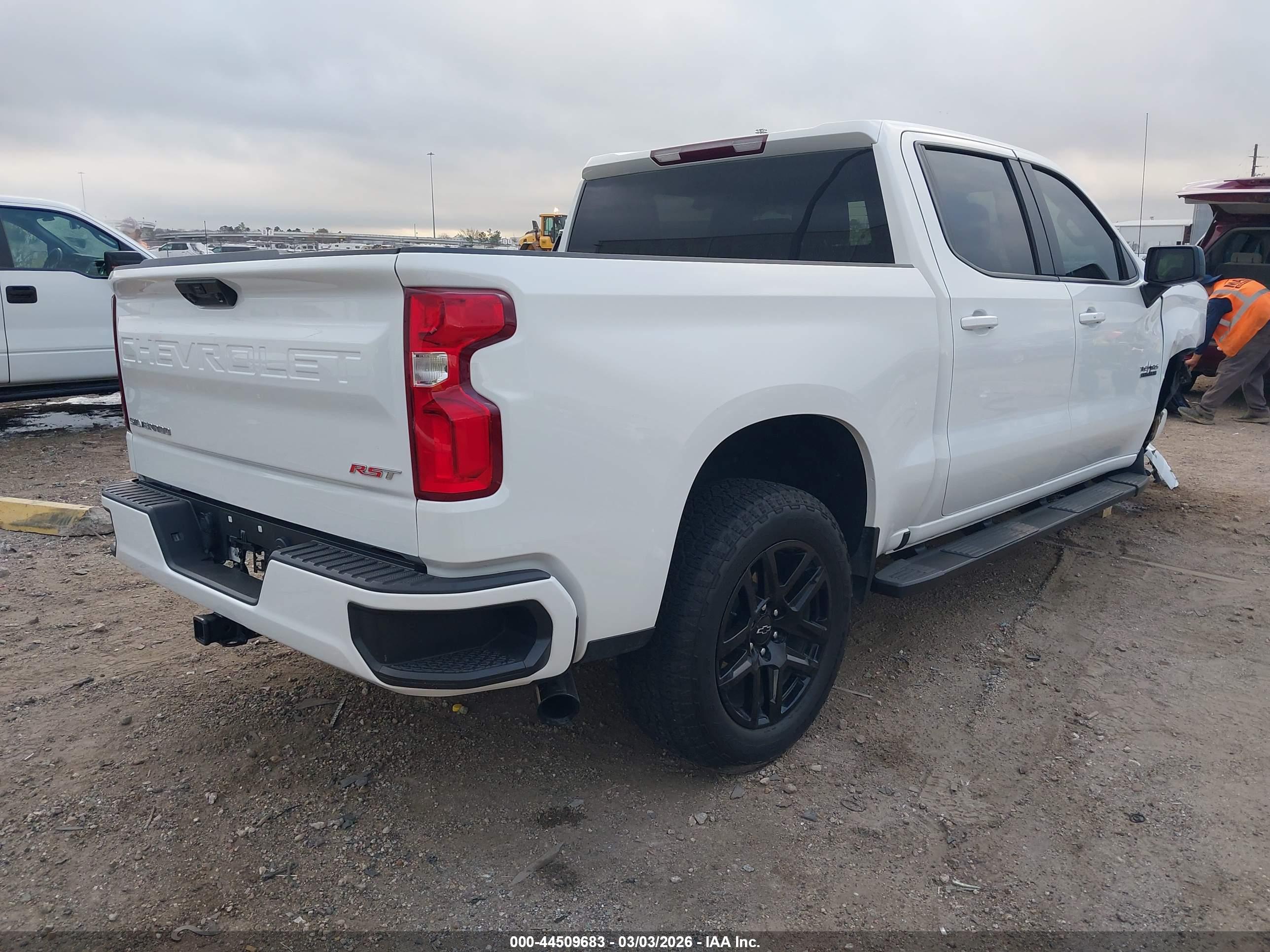 CHEVROLET SILVERADO image 4