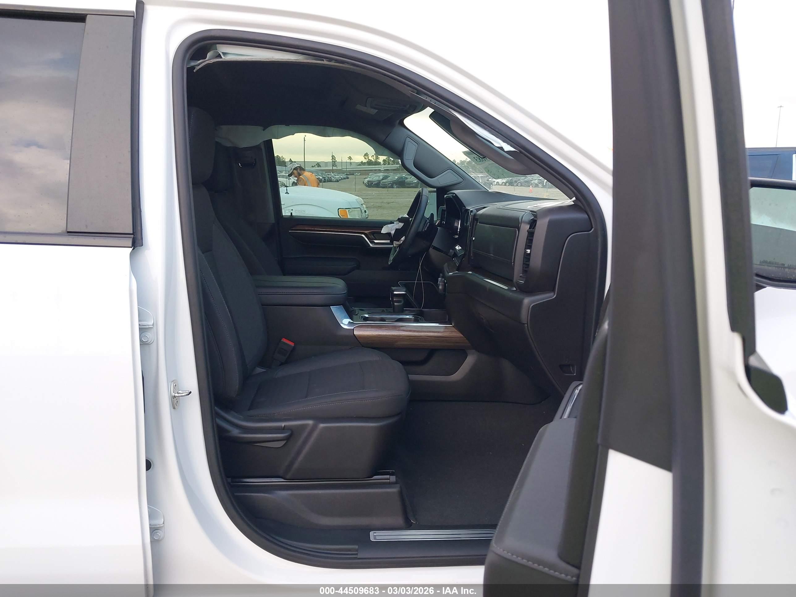 CHEVROLET SILVERADO image 5