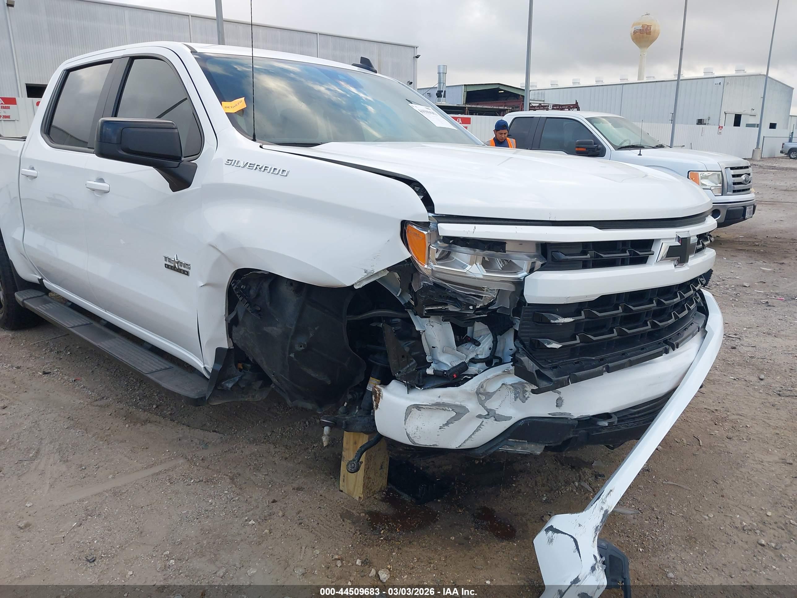CHEVROLET SILVERADO image 6