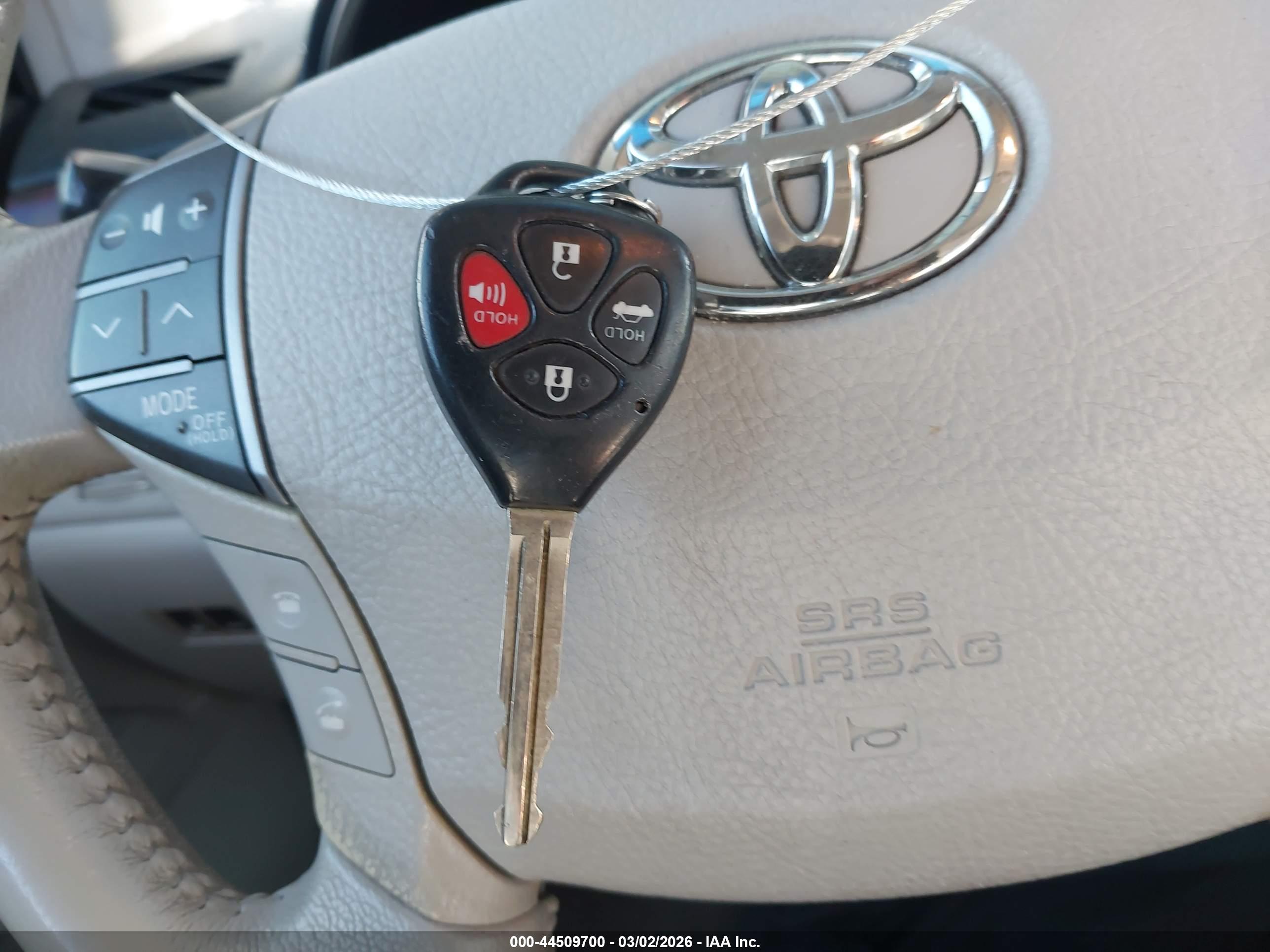TOYOTA AVALON image 11