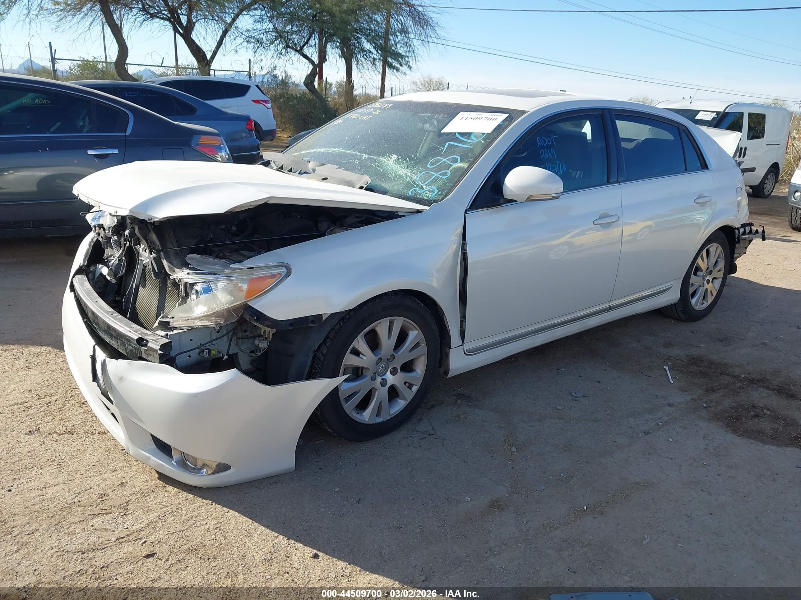 TOYOTA AVALON image 2