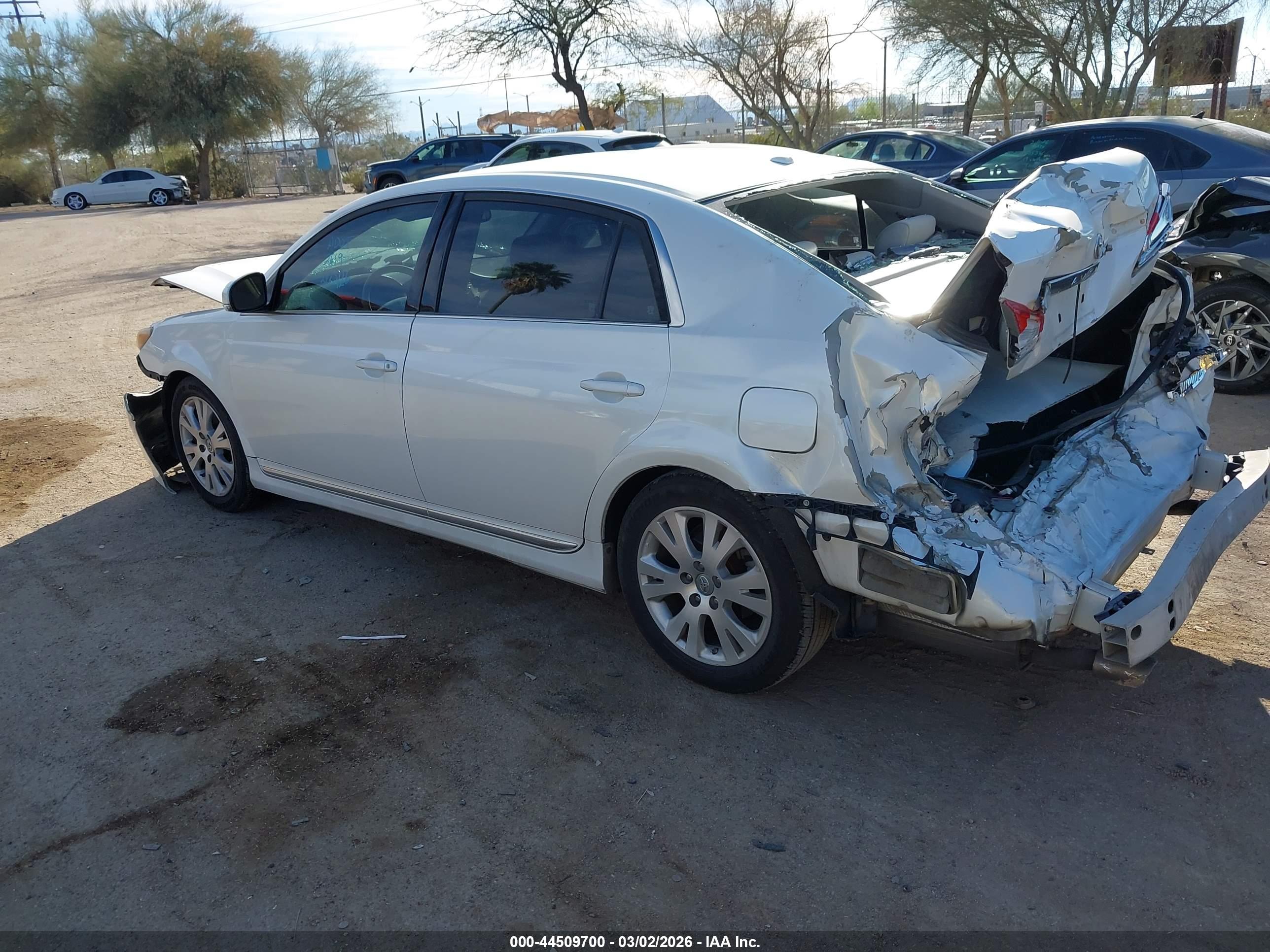TOYOTA AVALON image 3