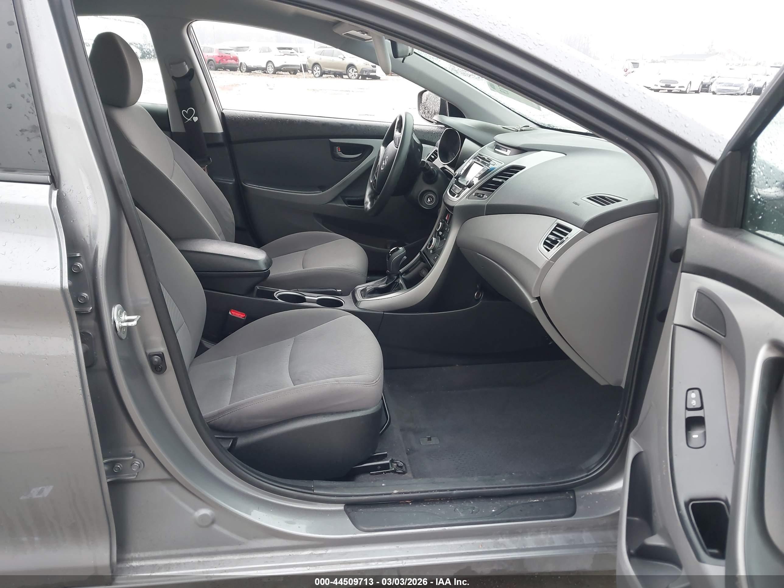 HYUNDAI ELANTRA image 5