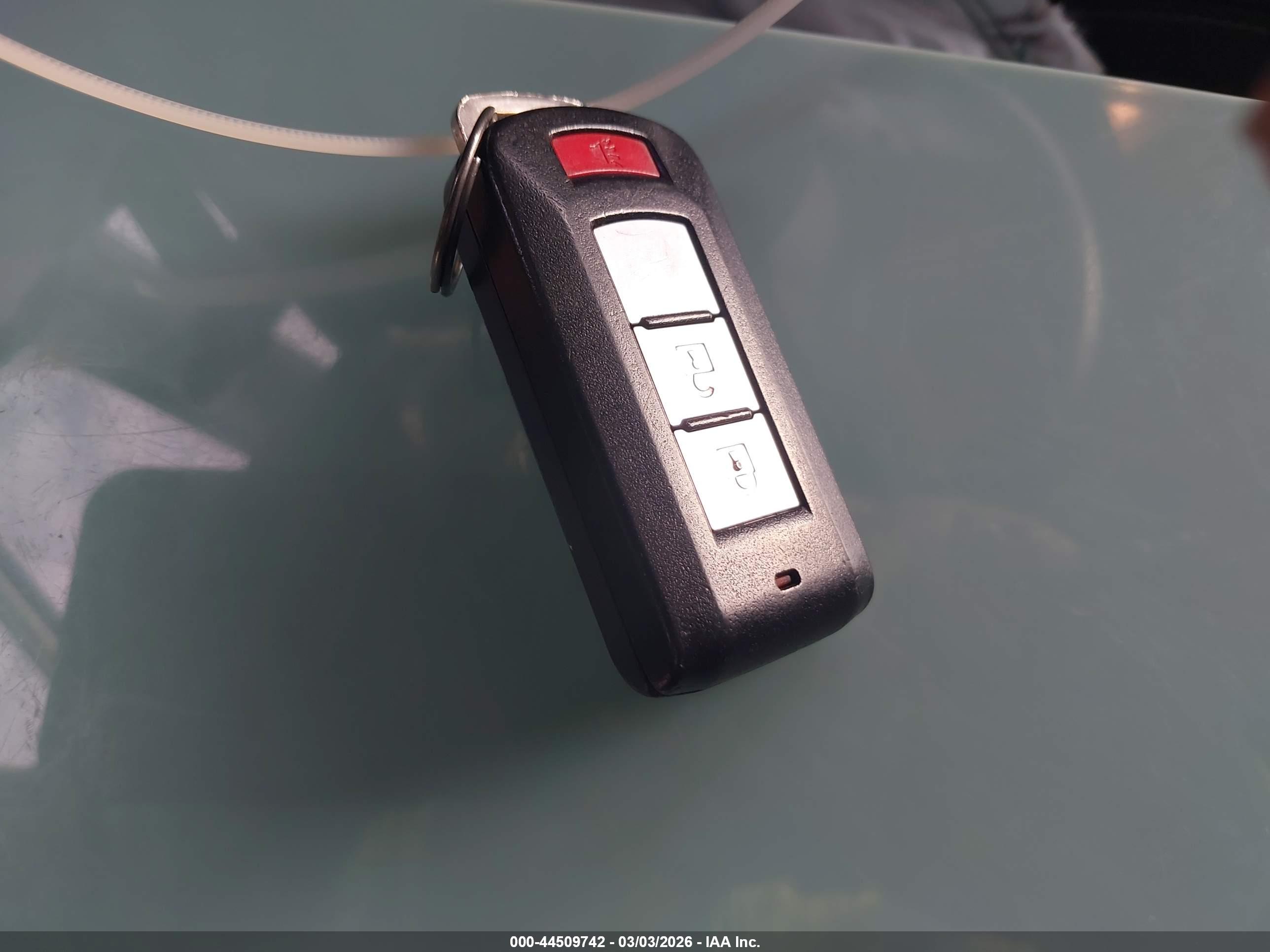 MITSUBISHI OUTLANDER image 11