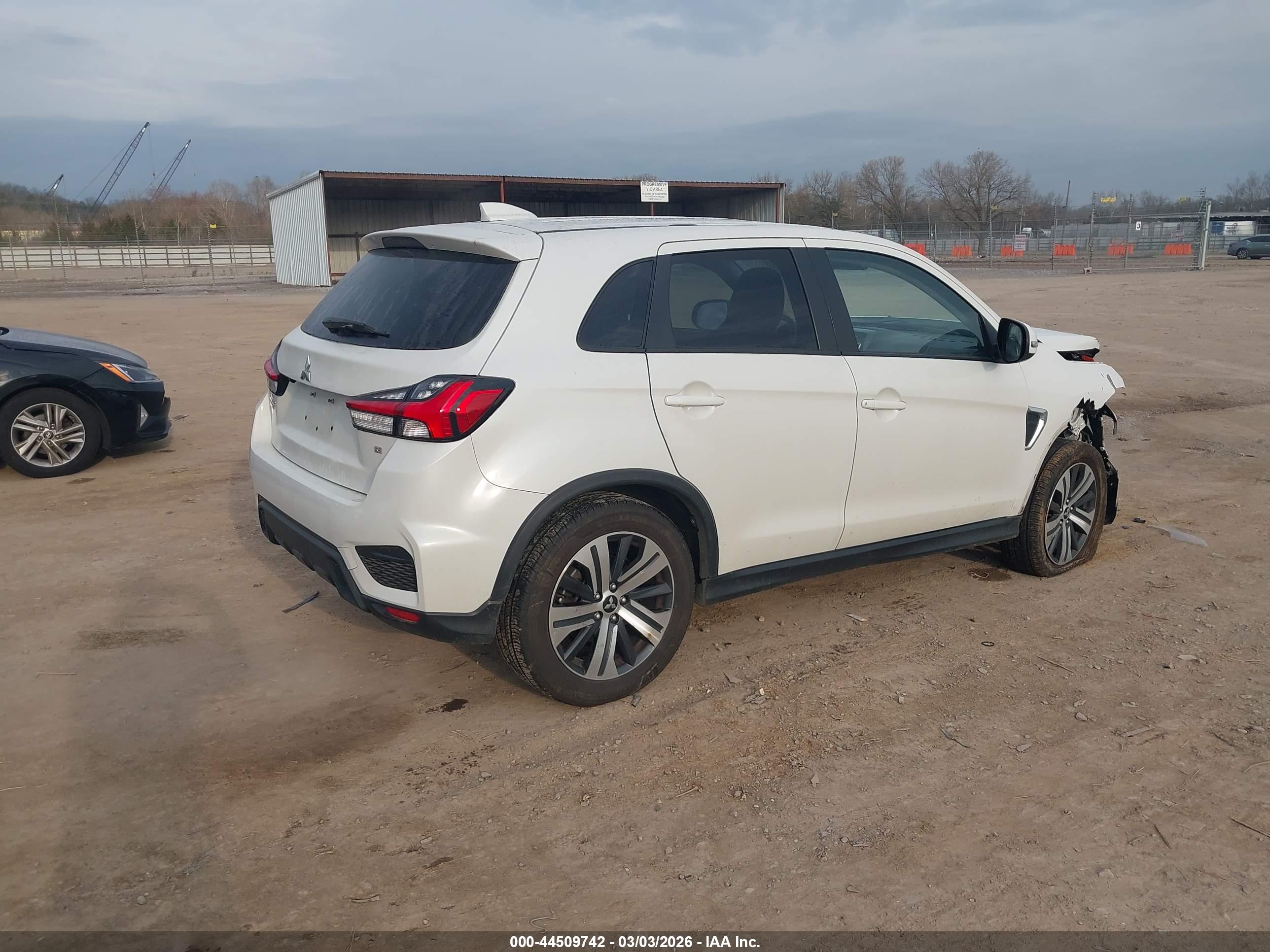 MITSUBISHI OUTLANDER image 4