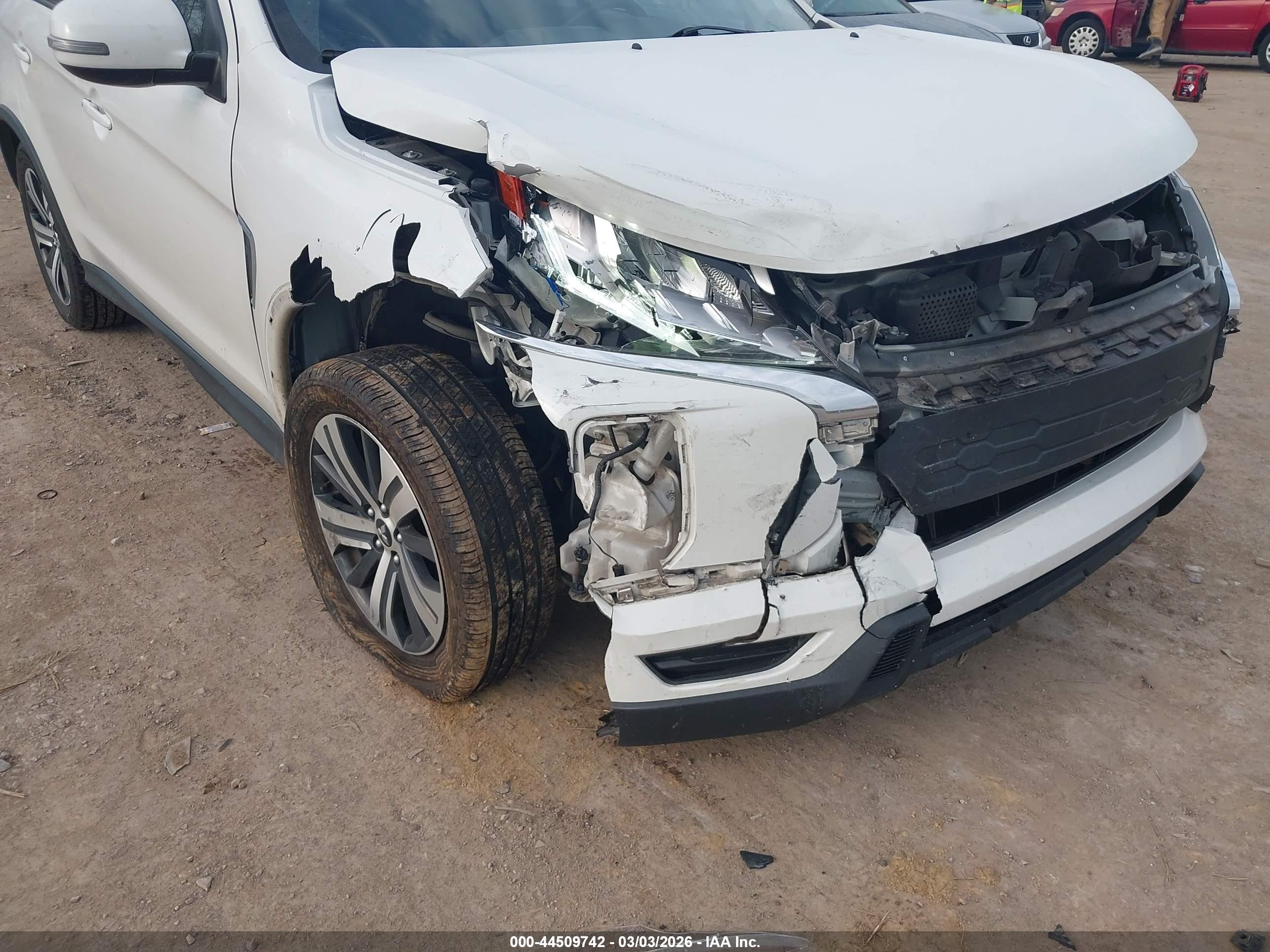 MITSUBISHI OUTLANDER image 6