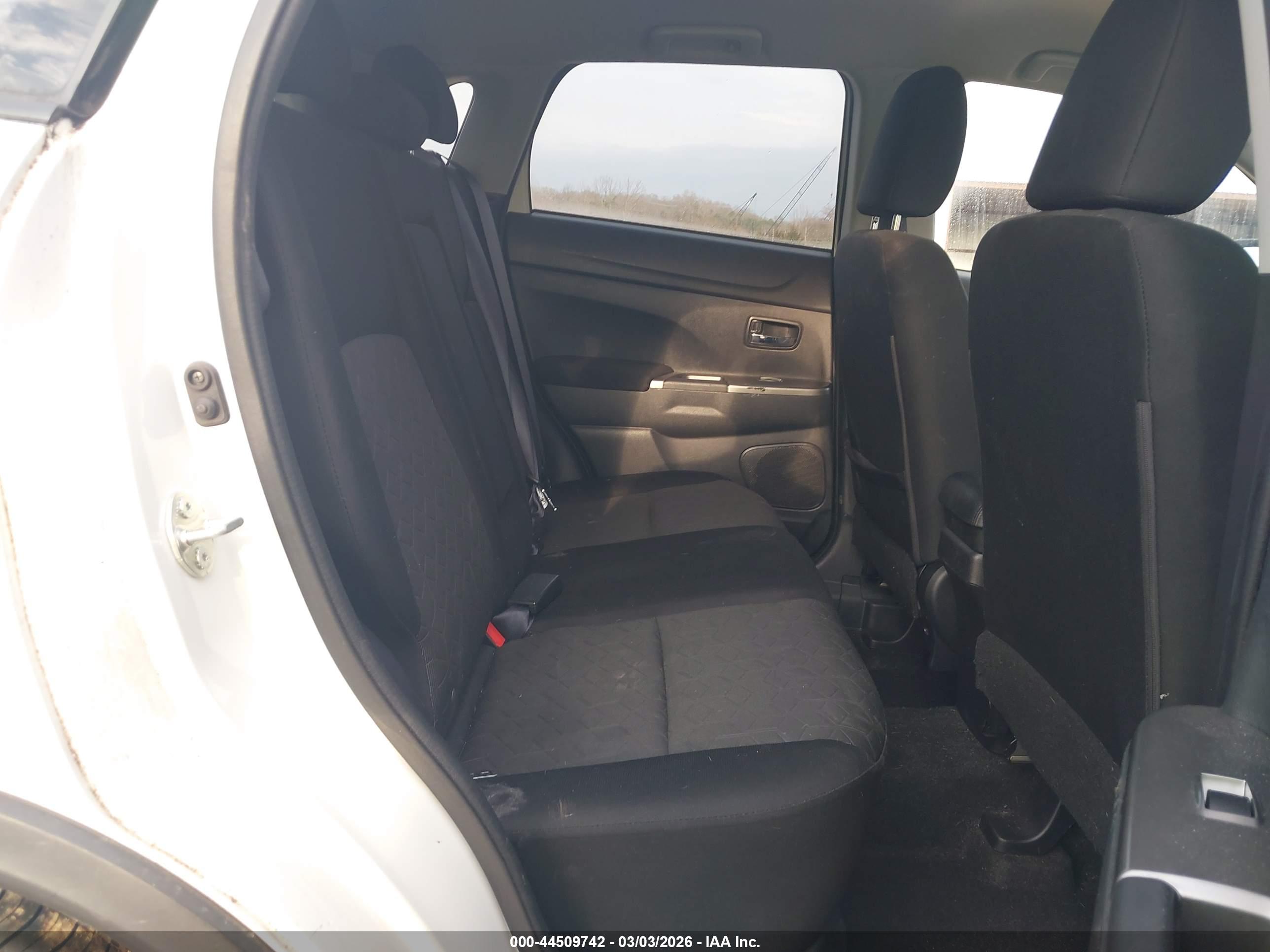 MITSUBISHI OUTLANDER image 8