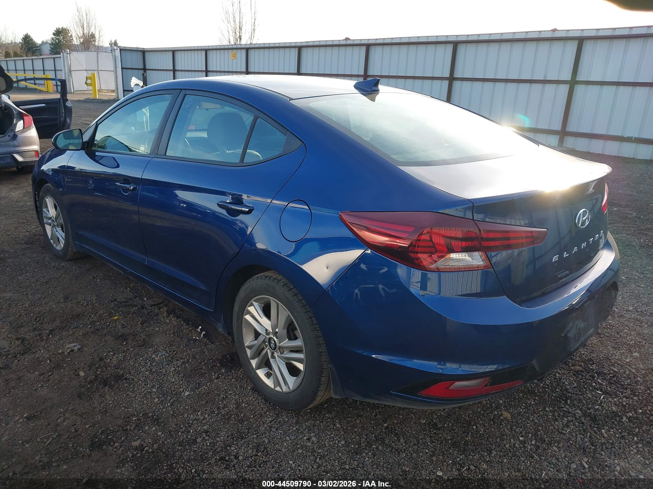 HYUNDAI ELANTRA image 3