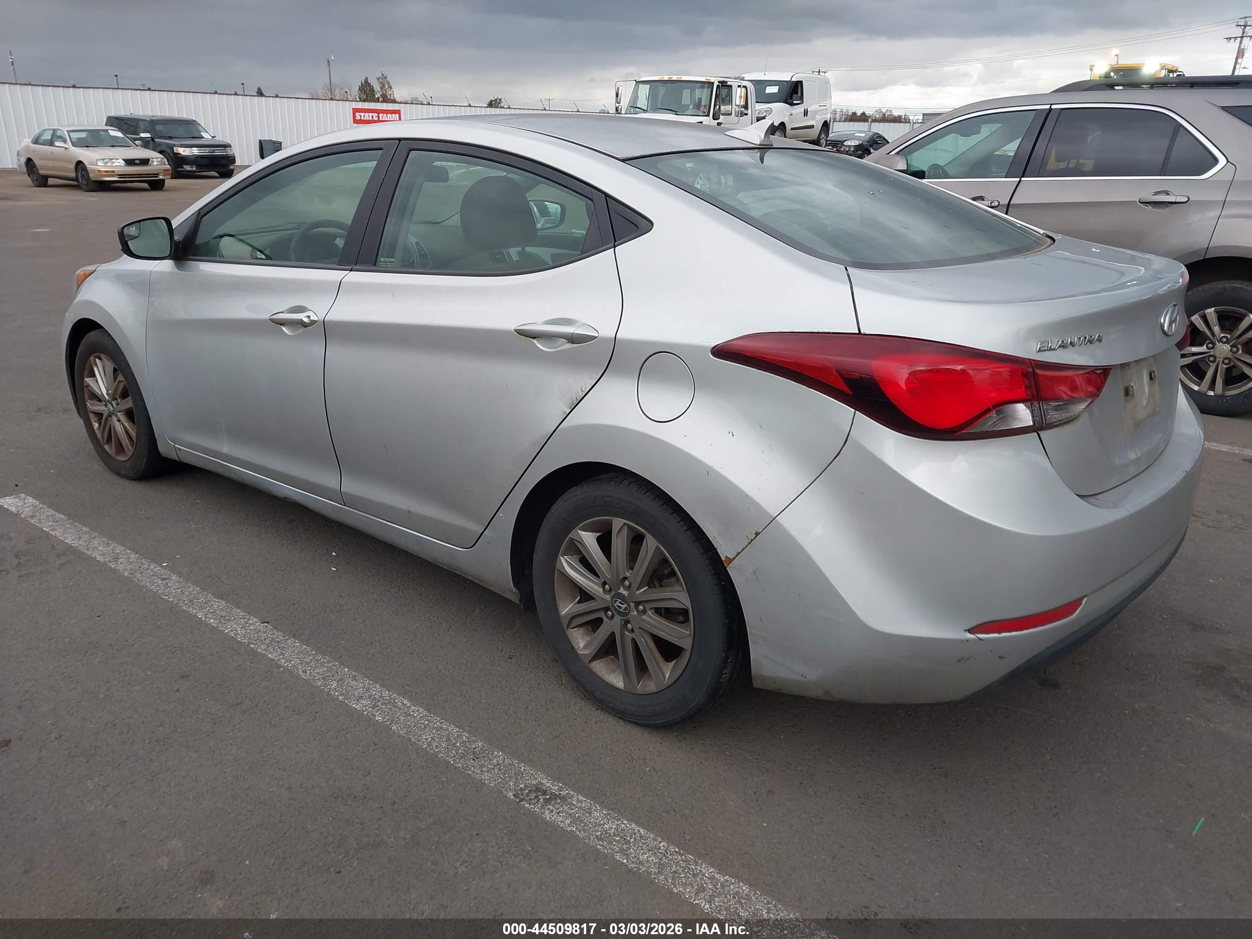 HYUNDAI ELANTRA image 3