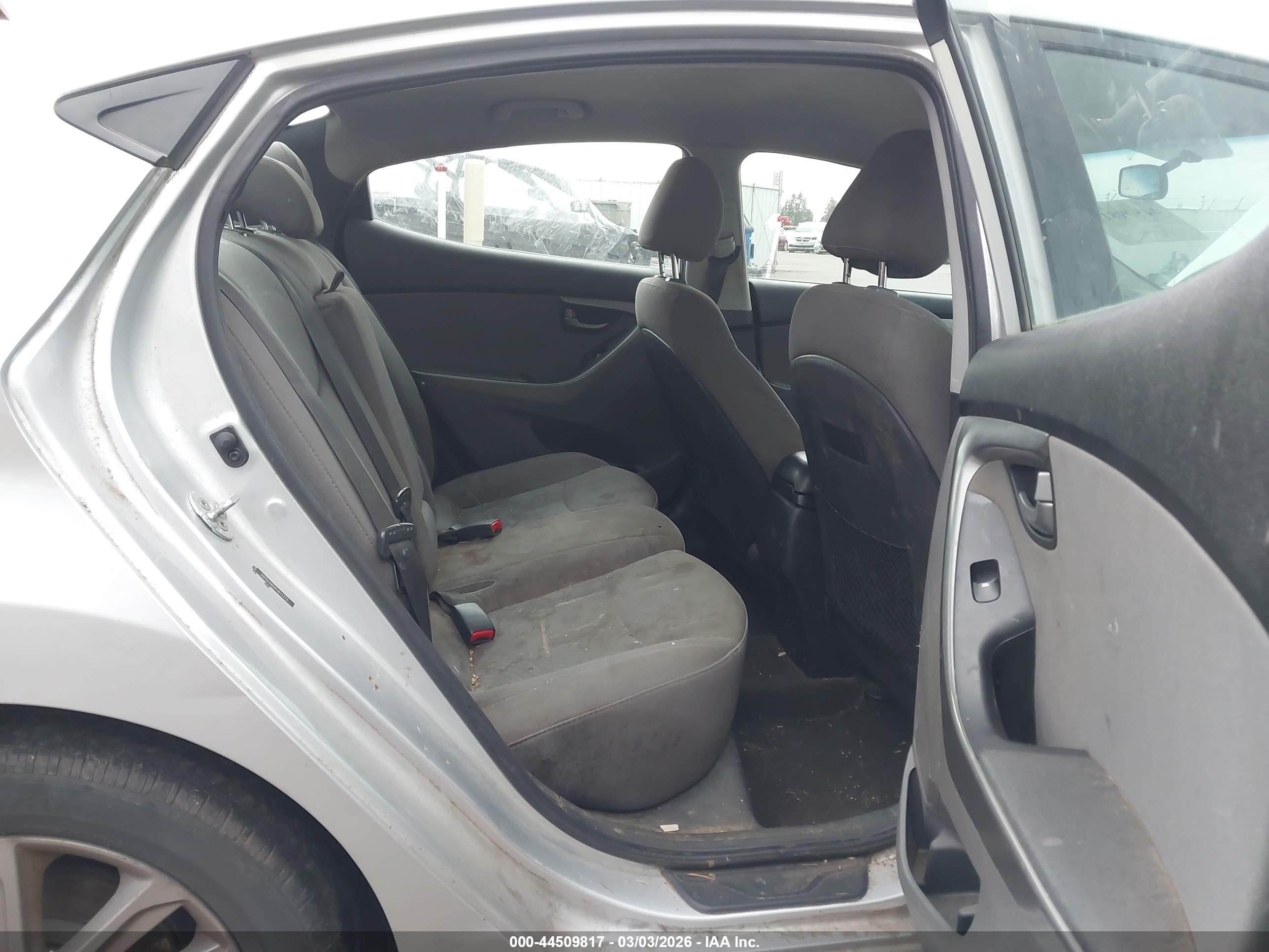 HYUNDAI ELANTRA image 8