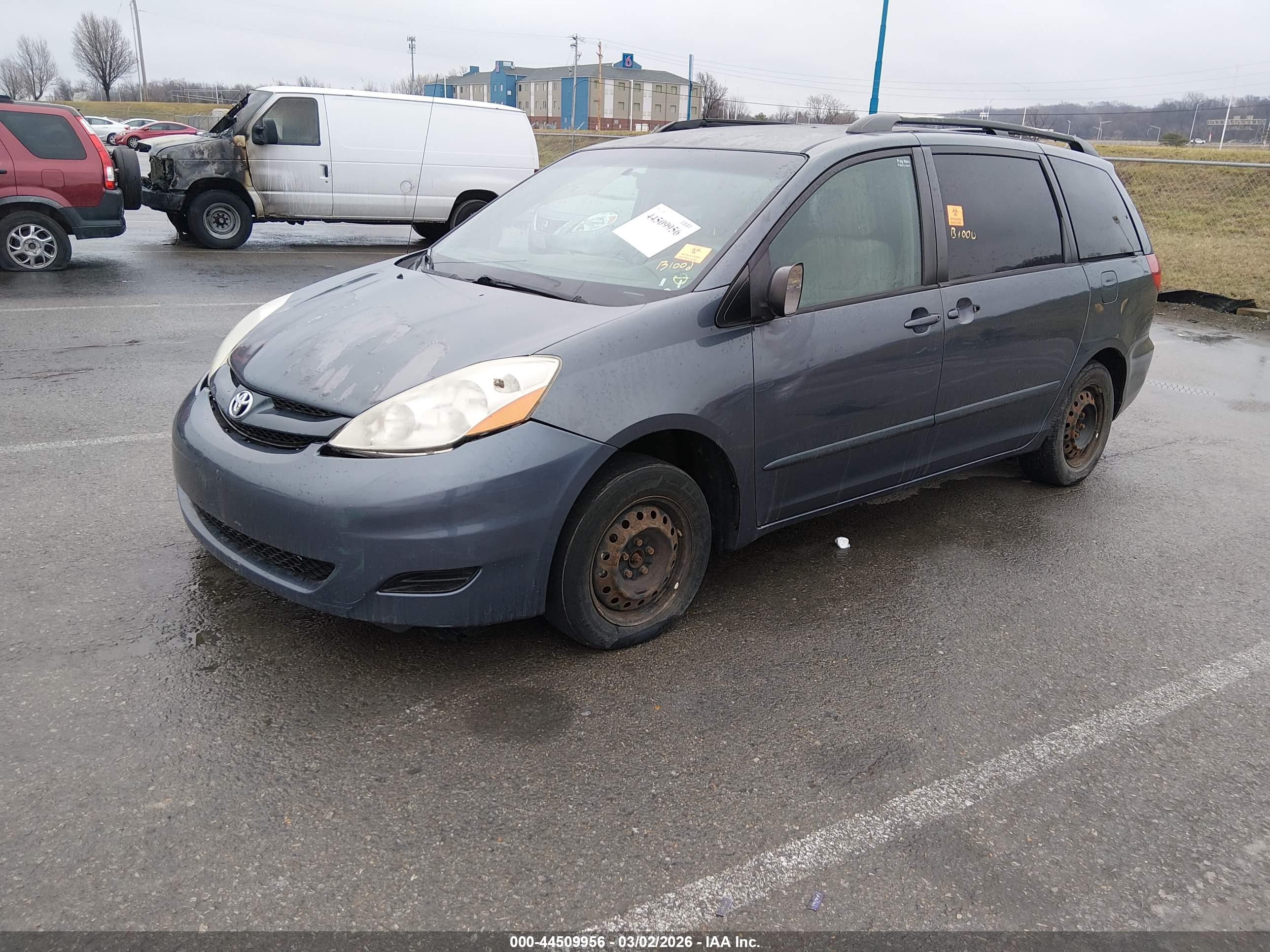 TOYOTA SIENNA image 2