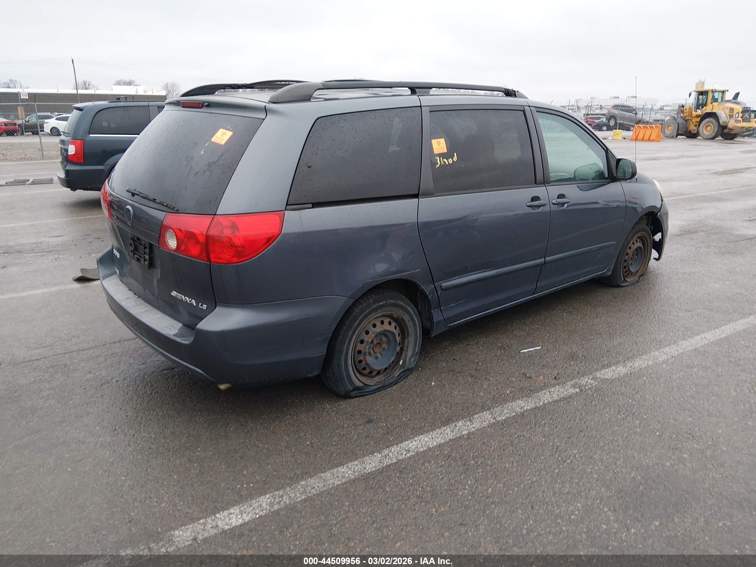 TOYOTA SIENNA image 4