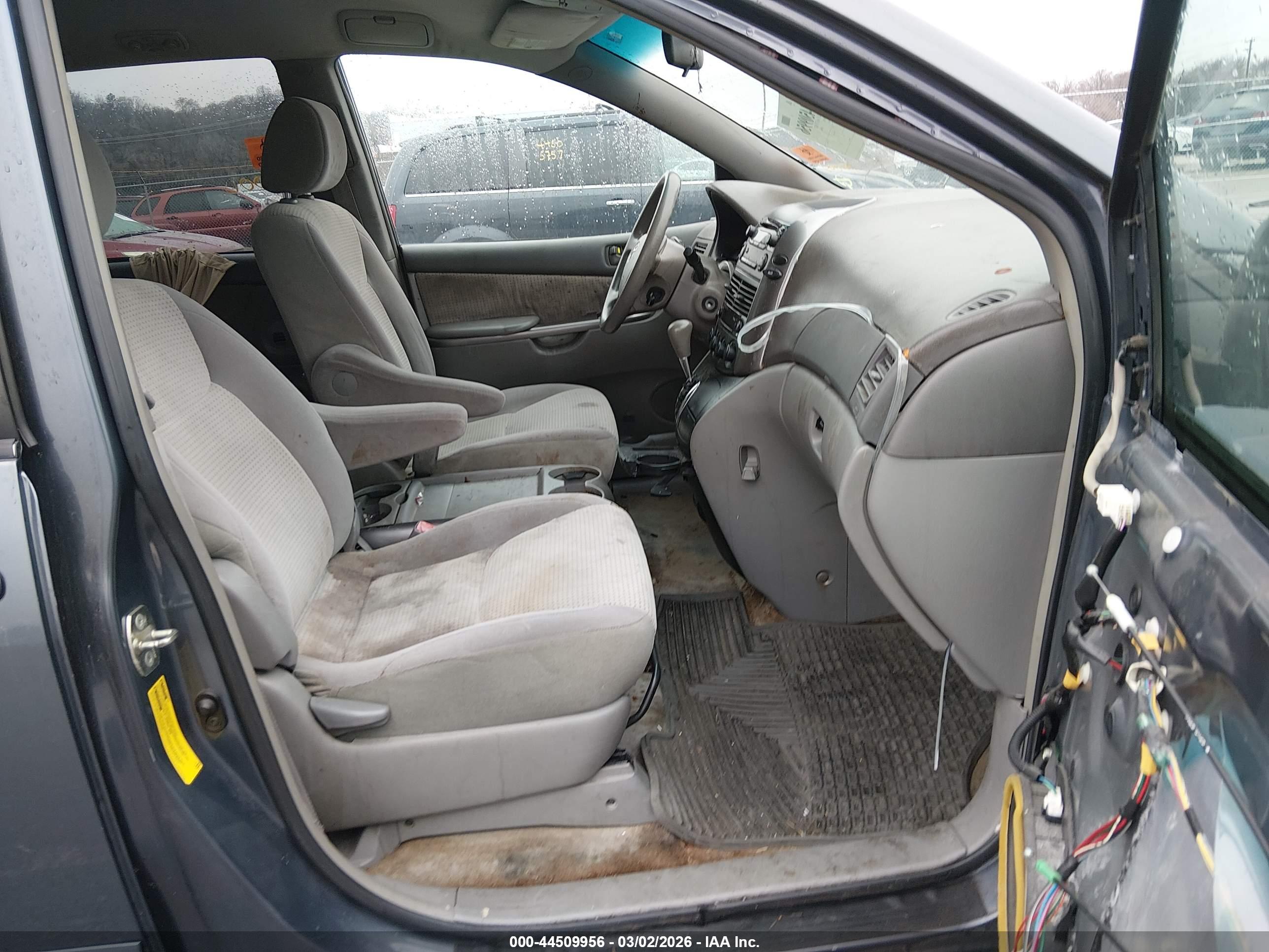 TOYOTA SIENNA image 5