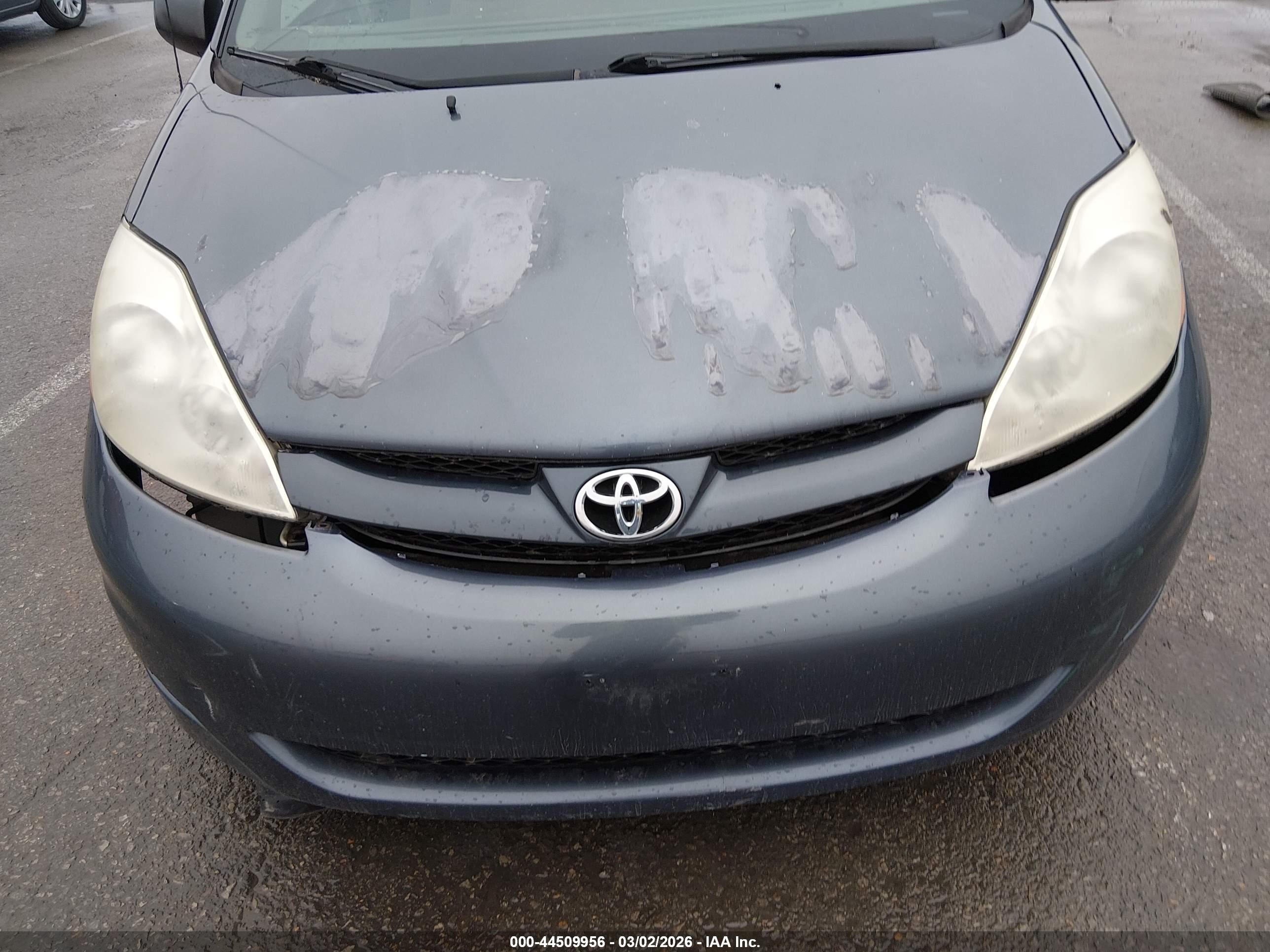 TOYOTA SIENNA image 6