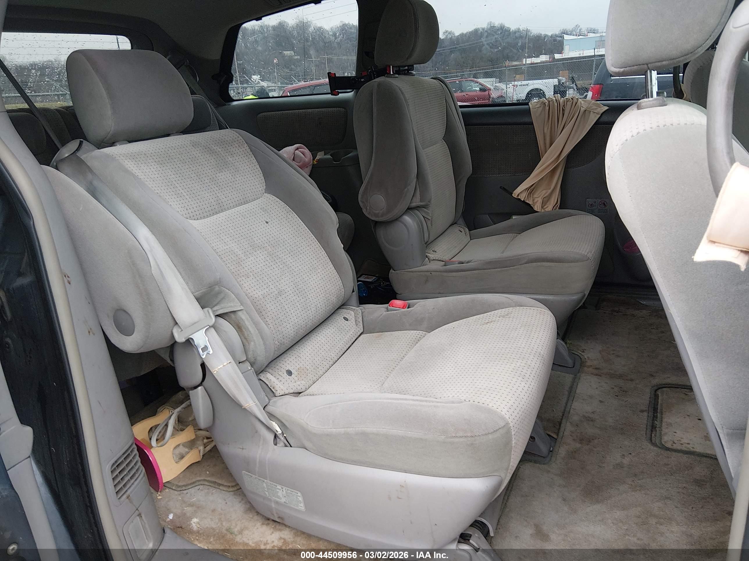 TOYOTA SIENNA image 8