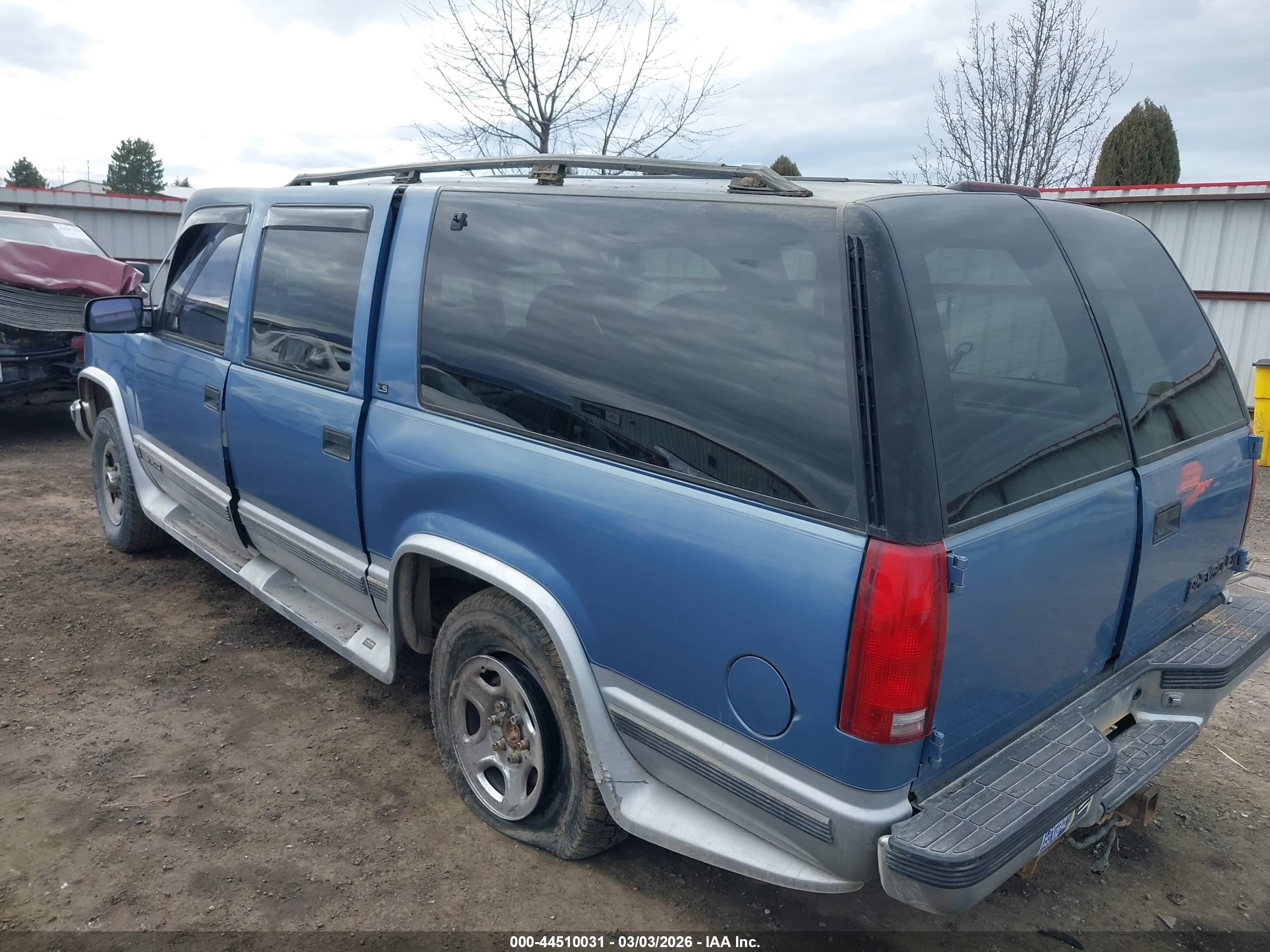 CHEVROLET SUBURBAN image 3
