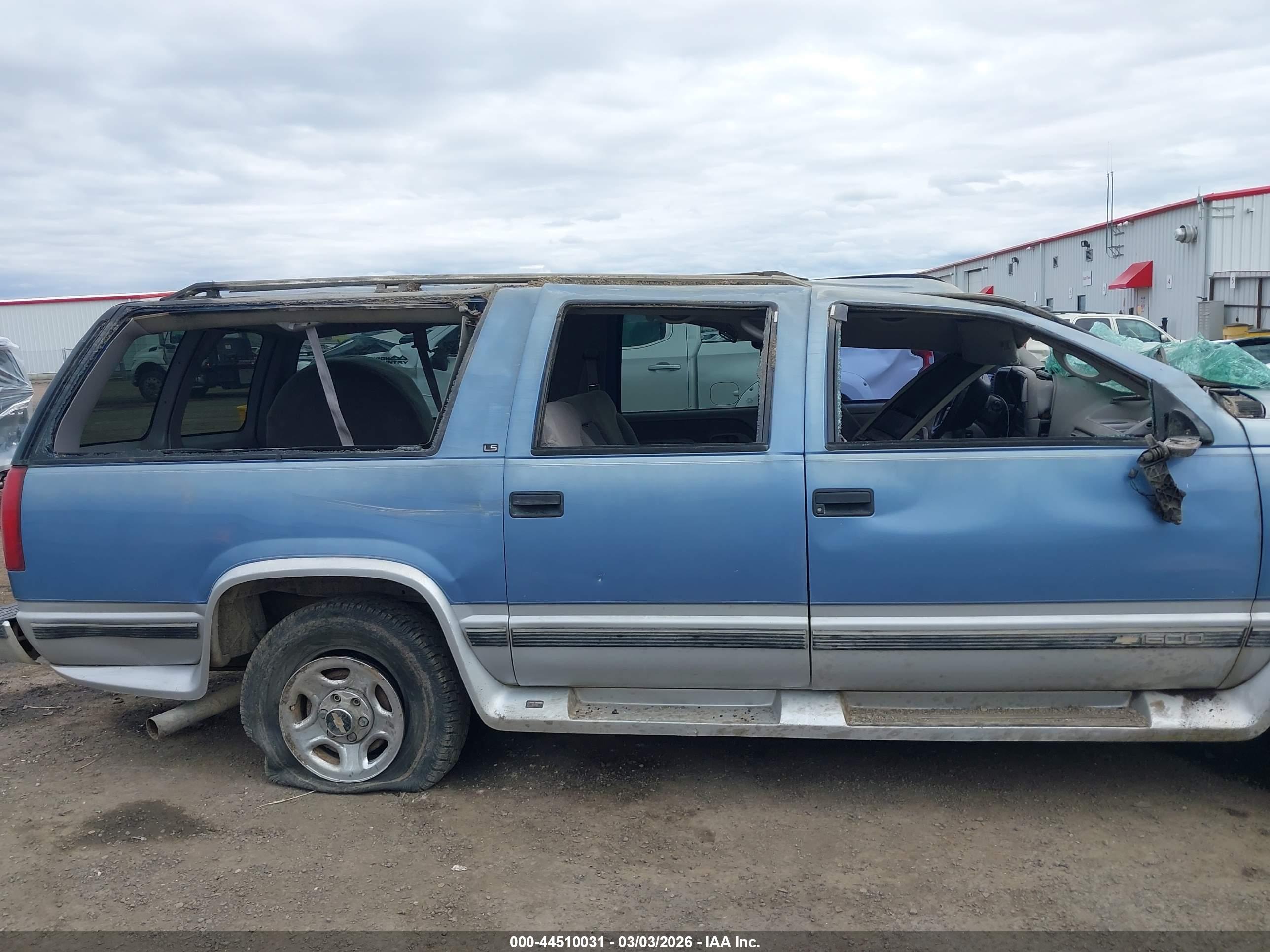 CHEVROLET SUBURBAN image 6