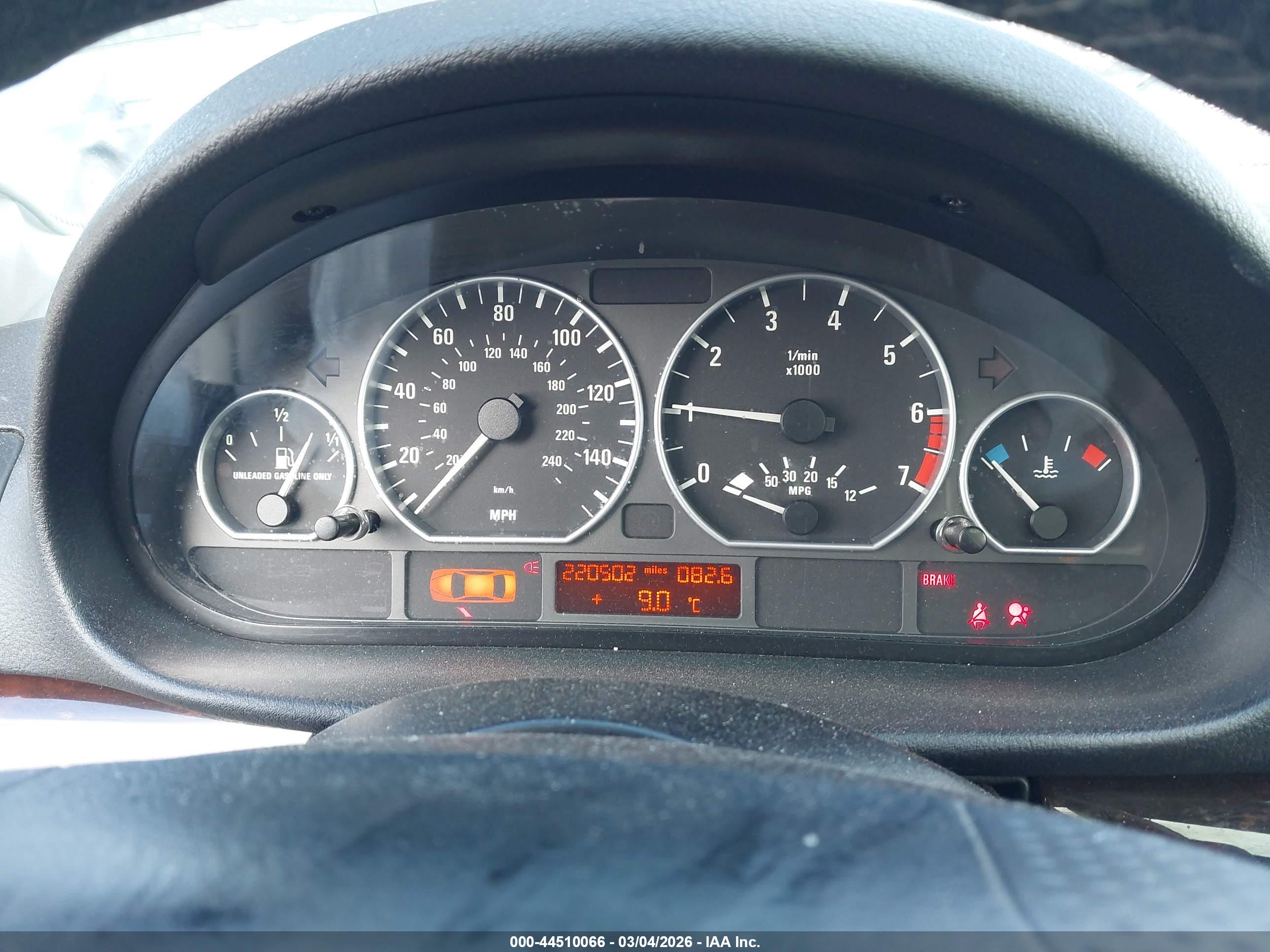 BMW 330XI image 7