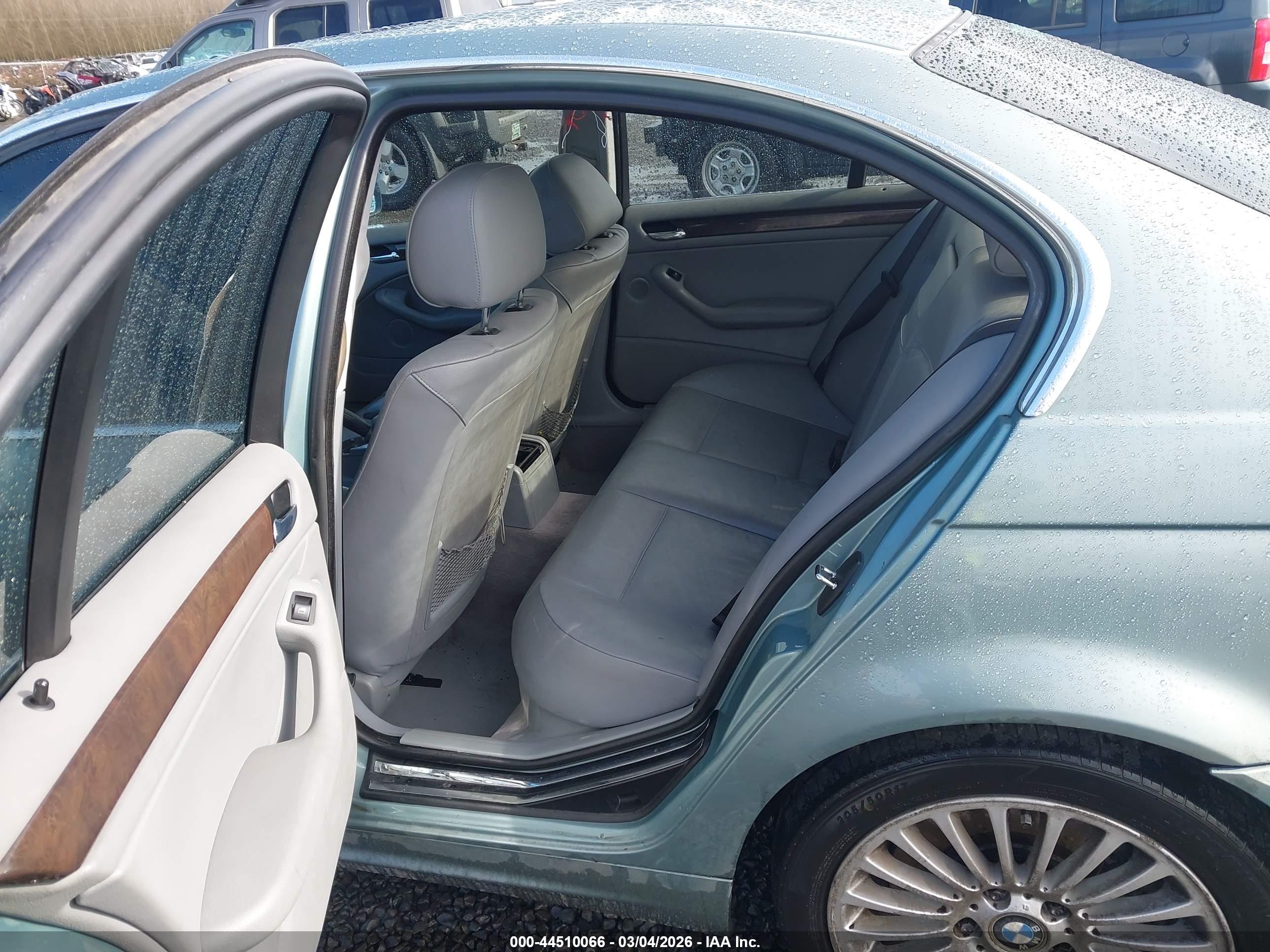 BMW 330XI image 8