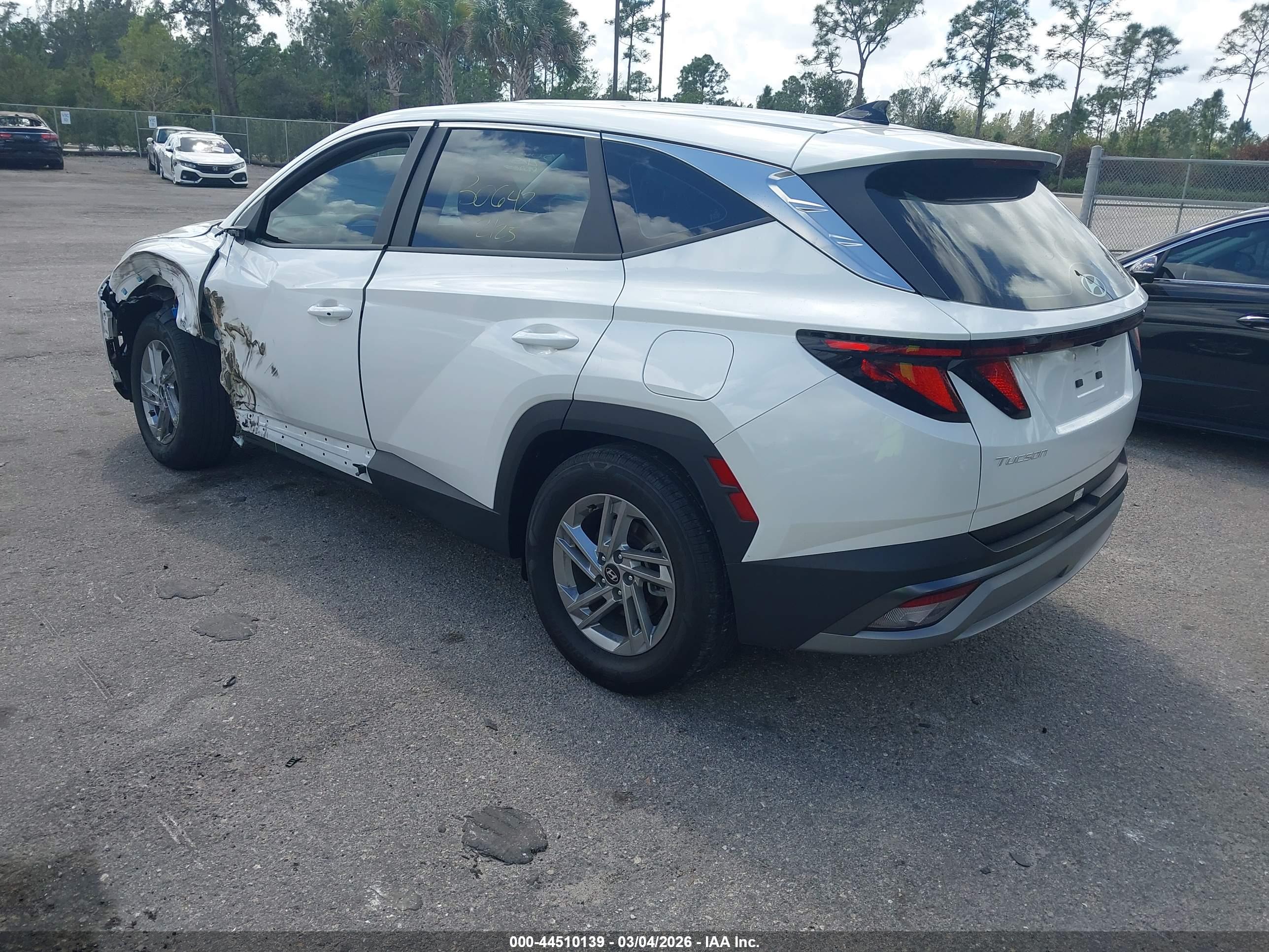 HYUNDAI TUCSON image 3