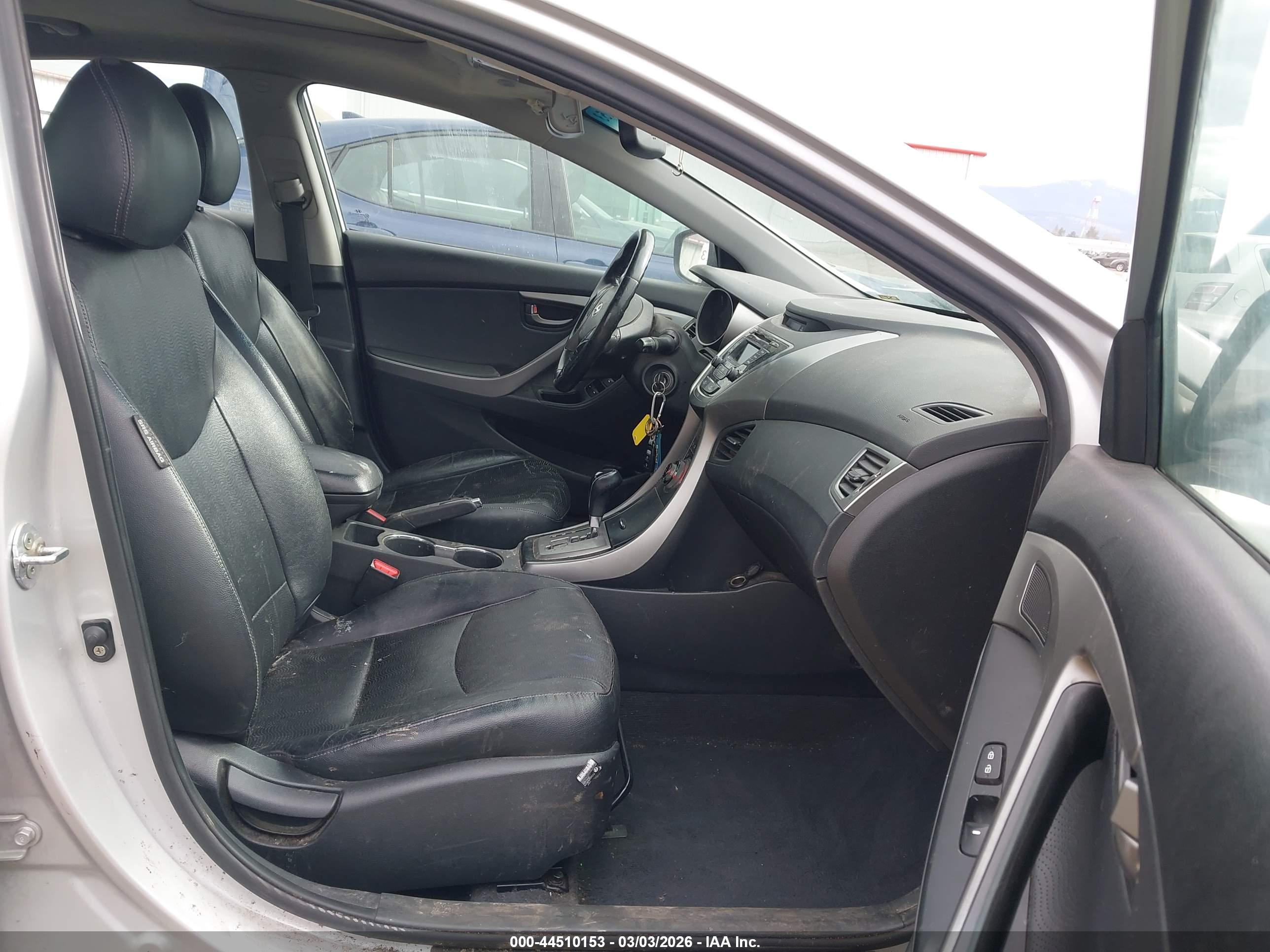 HYUNDAI ELANTRA image 5