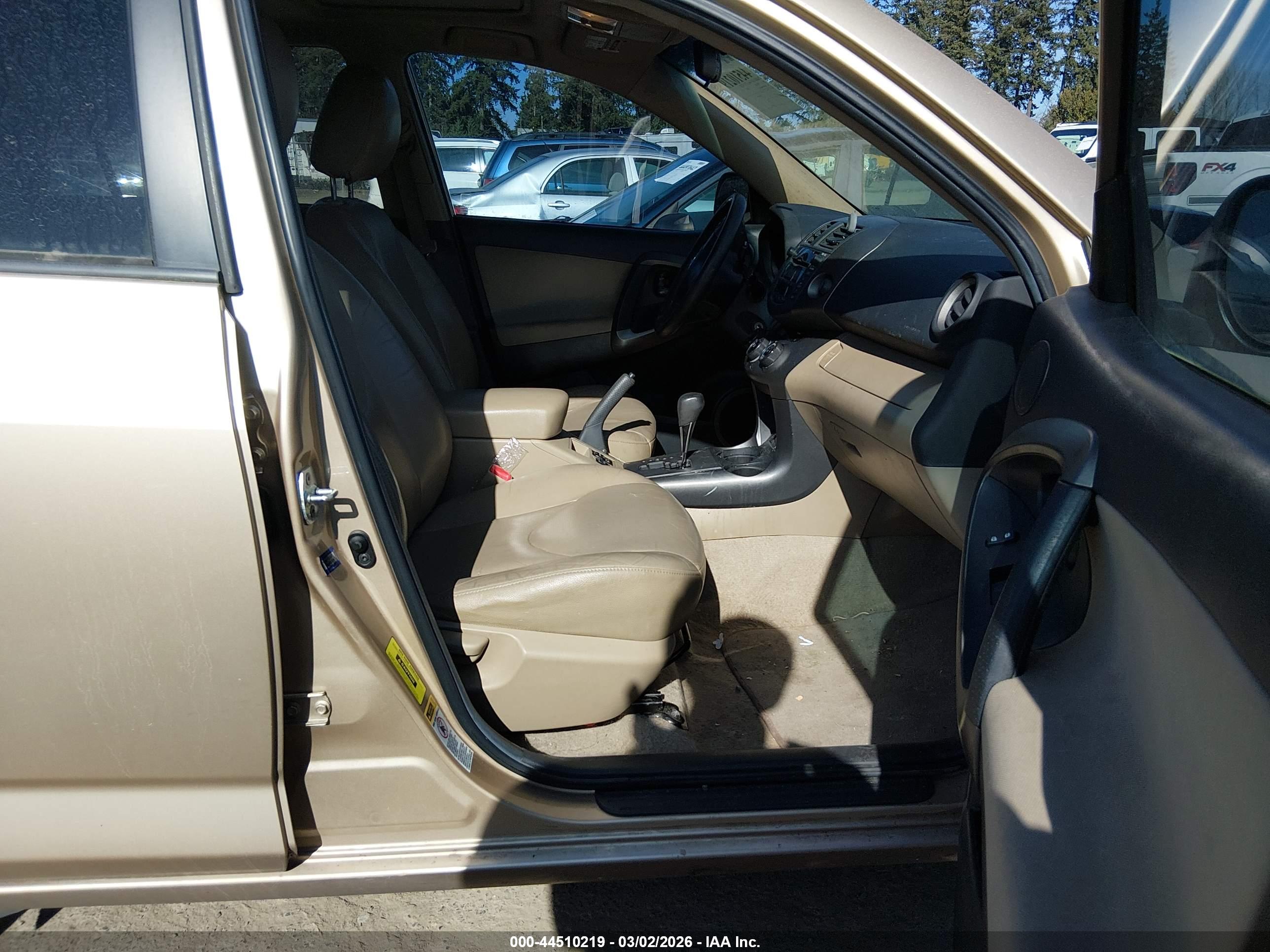 TOYOTA RAV4 image 5